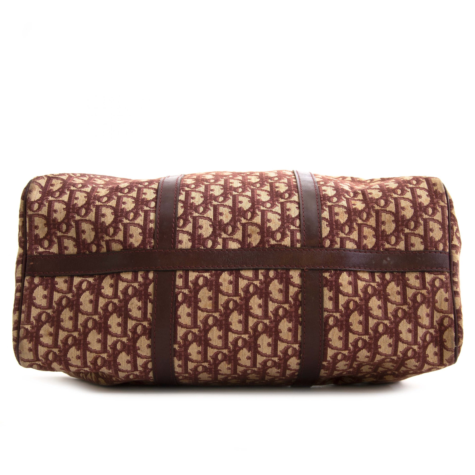 Christian Dior Burgundy Monogram Boston Bag.For the best price at LabelLov. Pour le meilleur prix à LabelLOV. Voor de beste prijs bij LabelLOV.