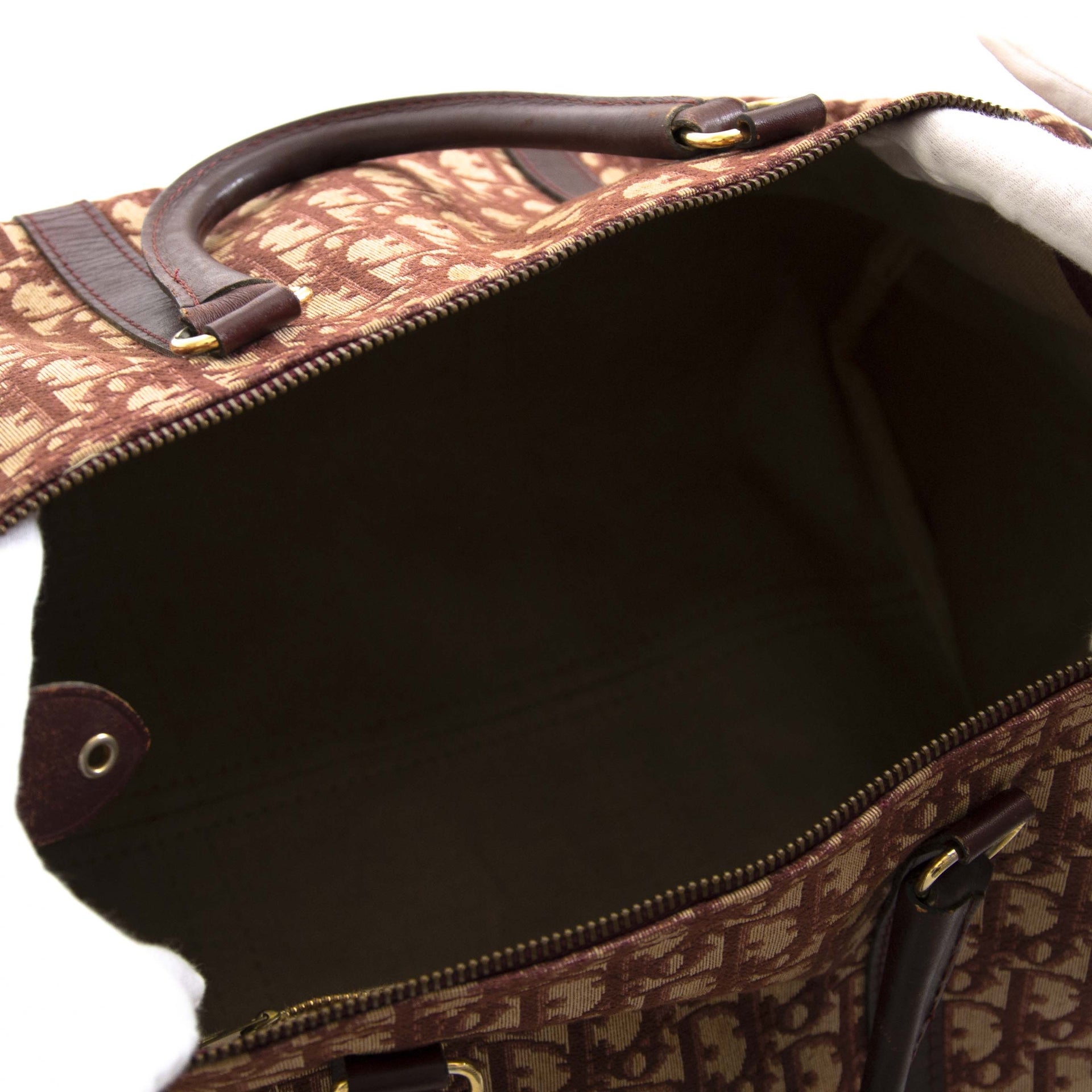 Christian Dior Burgundy Monogram Boston Bag.For the best price at LabelLov. Pour le meilleur prix à LabelLOV. Voor de beste prijs bij LabelLOV.