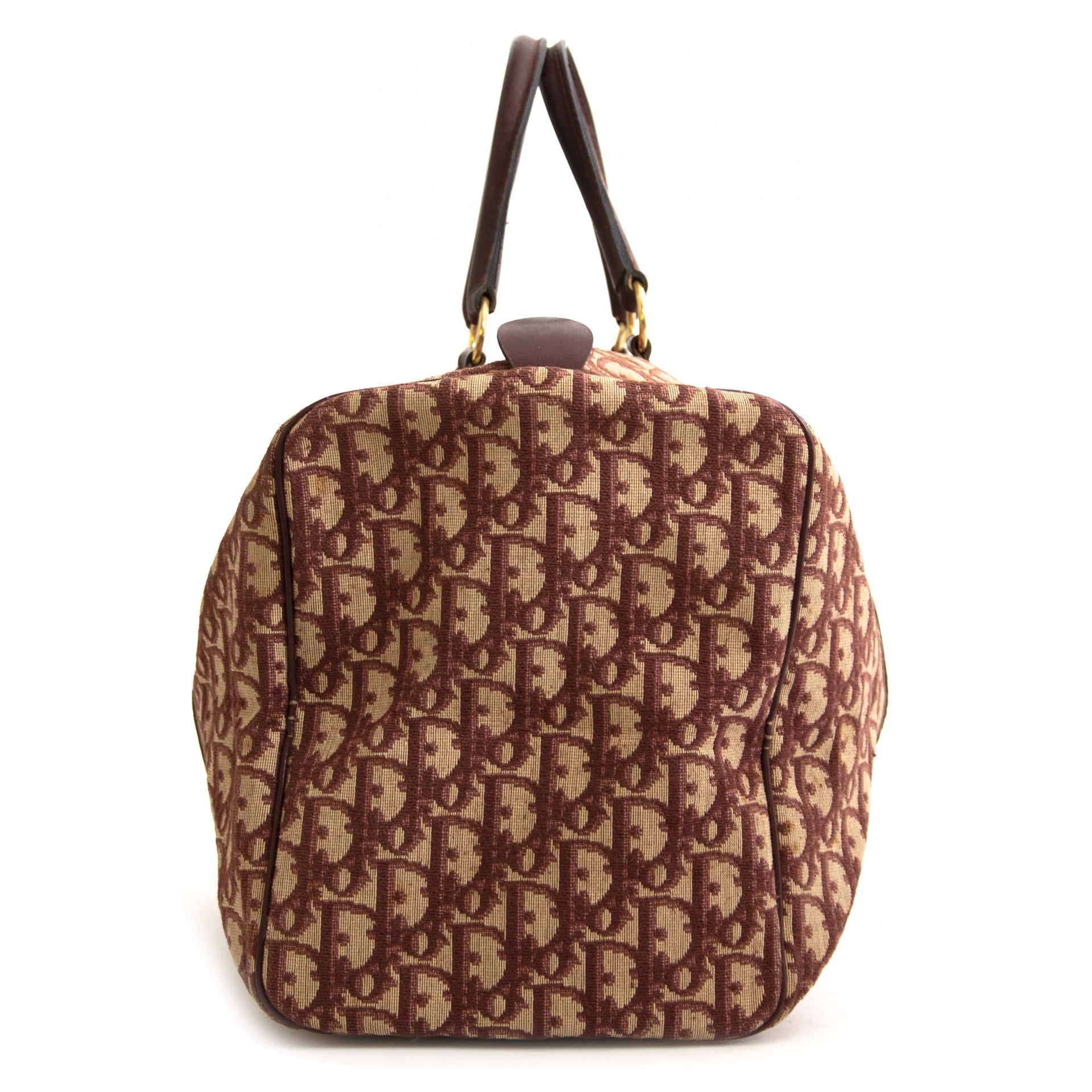 Christian Dior Burgundy Monogram Boston Bag.For the best price at LabelLov. Pour le meilleur prix à LabelLOV. Voor de beste prijs bij LabelLOV.