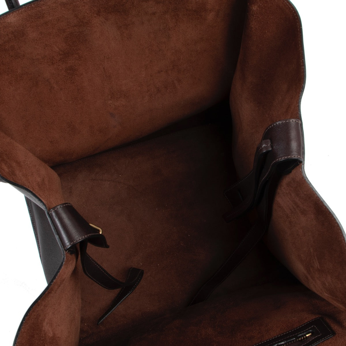 Sell or buy your designer items such as this Céline Luggage Phantom Brown Leather Bagle in good preloved condition. Buy or sell Céline items for a fair price online or in store at Labellov