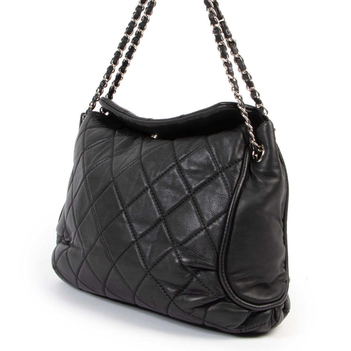 Buy this Chanel Black Shoulder Bag for a reasonable price in good condition online or in store at Labellov Antwerp