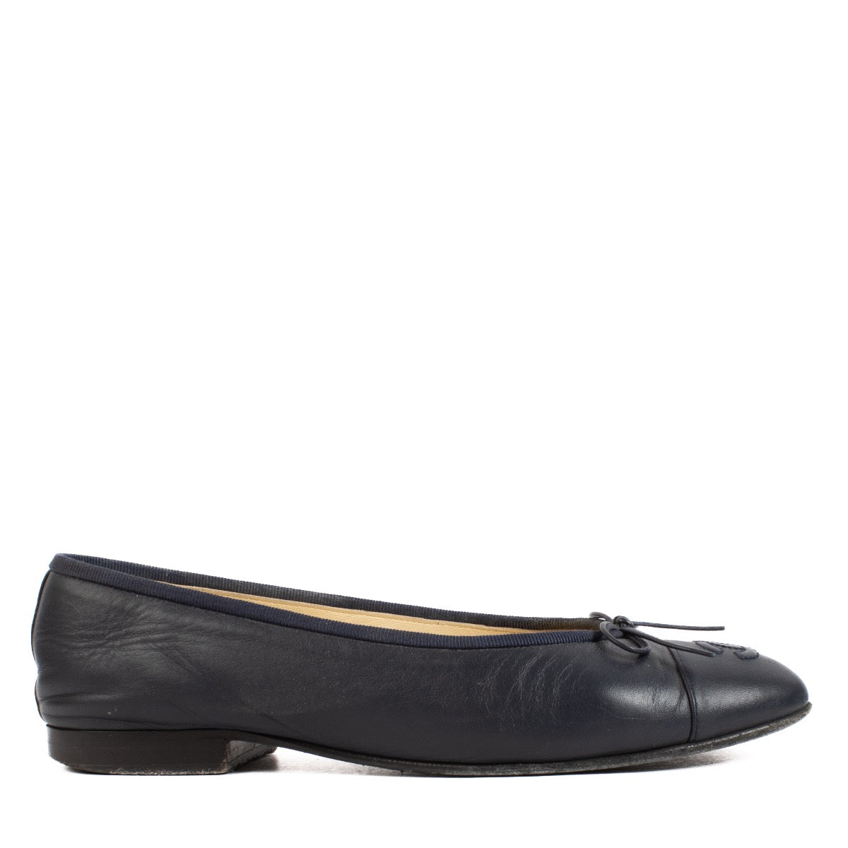 Shop safe online at Labellov in Antwerp, Brussels and Knokke these 100% authentic second hand Chanel Navy Blue Ballerina Flats - size 36,5. Veiling online tweedehands authentieke Chanel Navy Blue Ballerina schoenen kopen bij Labellov.