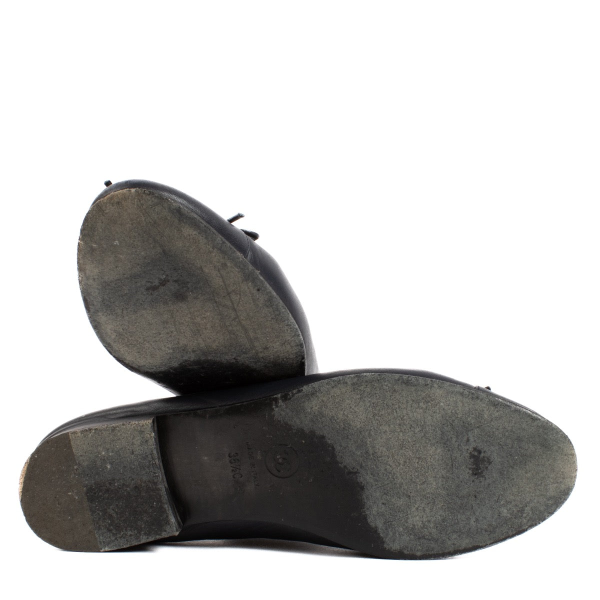 Shop safe online at Labellov in Antwerp, Brussels and Knokke these 100% authentic second hand Chanel Navy Blue Ballerina Flats - size 36,5. Veiling online tweedehands authentieke Chanel Navy Blue Ballerina schoenen kopen bij Labellov.