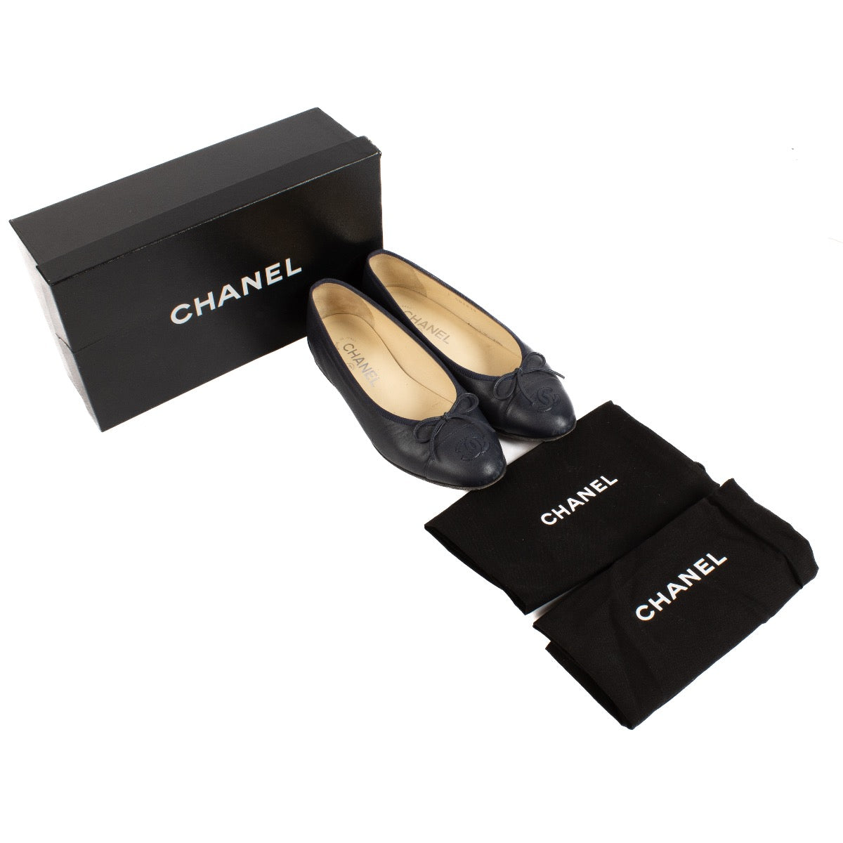 Shop safe online at Labellov in Antwerp, Brussels and Knokke these 100% authentic second hand Chanel Navy Blue Ballerina Flats - size 36,5. Veiling online tweedehands authentieke Chanel Navy Blue Ballerina schoenen kopen bij Labellov.