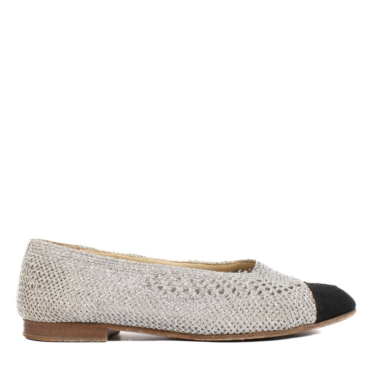 Shop safe online at Labellov in Antwerp, Brussels and Knokke these 100% authentic second hand Chanel Silver Woven Ballerina Flats - size 37. Veilig online tweedehands authentieke Chanel Silver Woven Ballerina schoenen kopen bij Labellov.