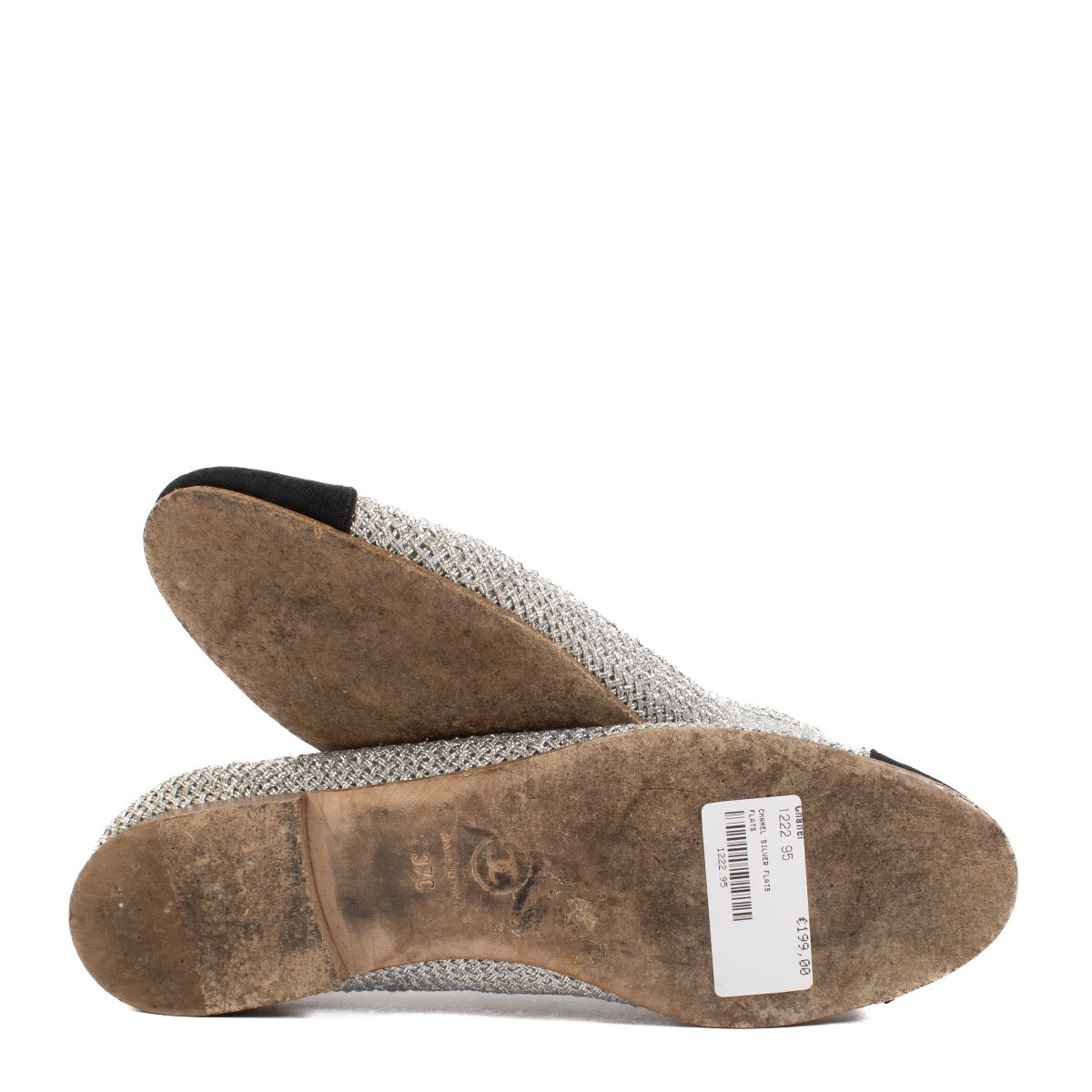 Shop safe online at Labellov in Antwerp, Brussels and Knokke these 100% authentic second hand Chanel Silver Woven Ballerina Flats - size 37. Veilig online tweedehands authentieke Chanel Silver Woven Ballerina schoenen kopen bij Labellov.