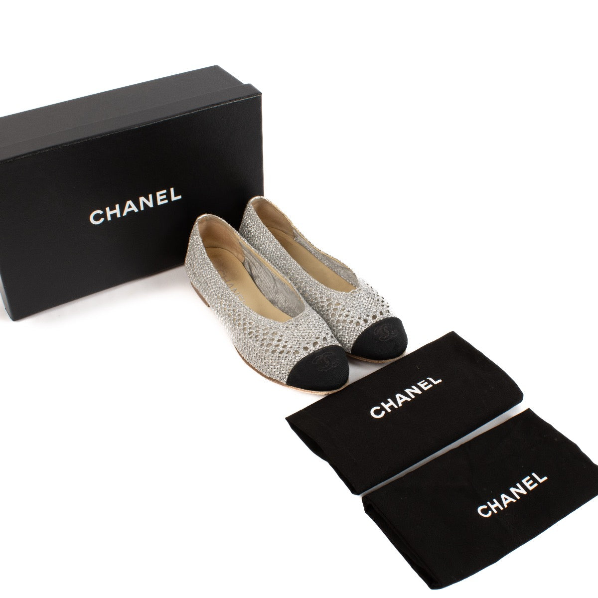 Shop safe online at Labellov in Antwerp, Brussels and Knokke these 100% authentic second hand Chanel Silver Woven Ballerina Flats - size 37. Veilig online tweedehands authentieke Chanel Silver Woven Ballerina schoenen kopen bij Labellov.