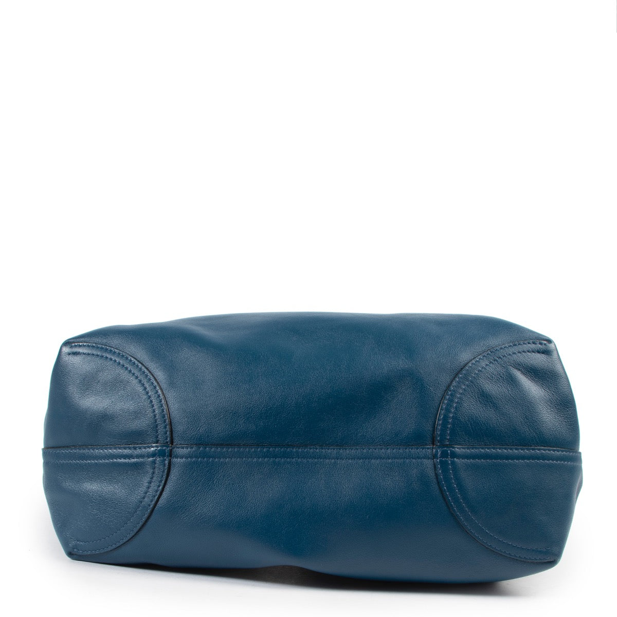 Buy this Delvaux Givry With Me Blue Bag in good condition only at Labellov for a reasonable price. Buy and sell your authentic designer items from different brands at Labellov online or in store.