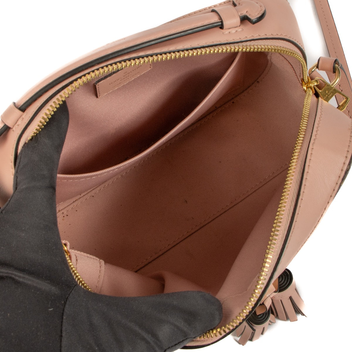 Shop 100% authentic second-hand Louis Vuitton Monogram/Rose Ballerine Saintonge Crossbody Bag on Labellov.com