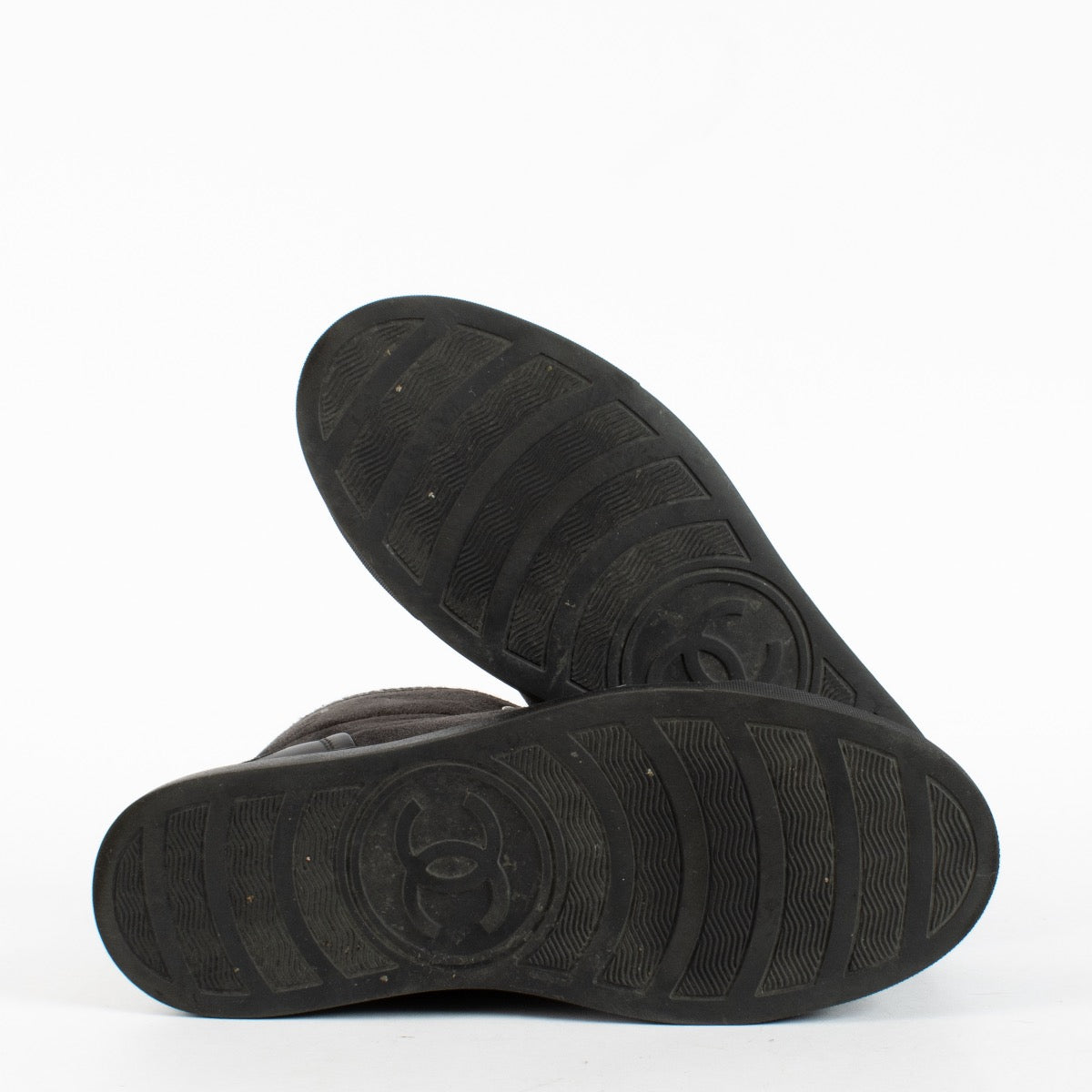 Authentic Second Hand Chanel Black High-Top Sneakers Size 39 on Labellov.com