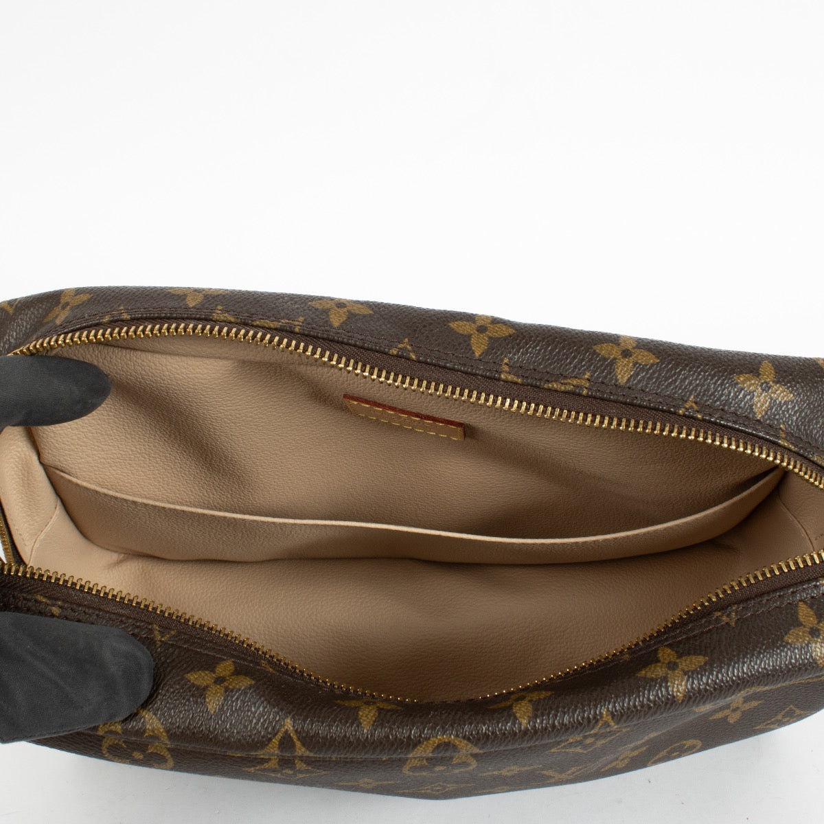 Shop the Louis Vuitton Monogram Trousse Toilette 28 second hand on Labellov.com