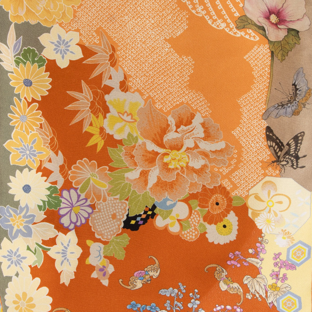 Buy real authentic Gucci Chinese Garden Silk Scarf safe online at Labellov.com or in Brussels, Knokke and Antwerp