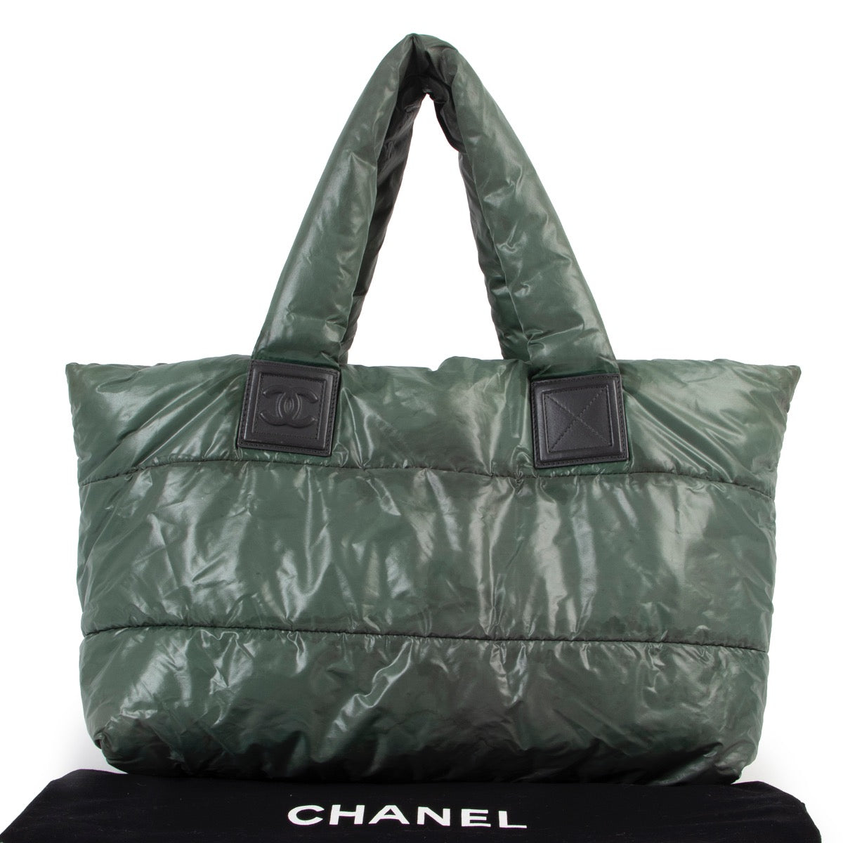 Shop safe online at Labellov in Antwerp this 100% authentic second hand Chanel Green Quilted Cocoon Shoulder Bag