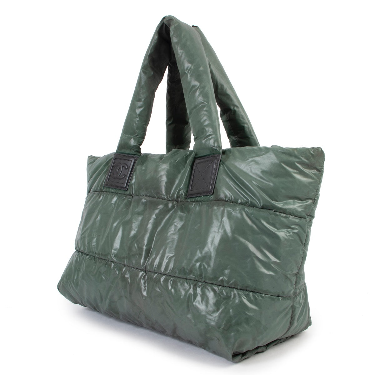 Shop safe online at Labellov in Antwerp this 100% authentic second hand Chanel Green Quilted Cocoon Shoulder Bag
