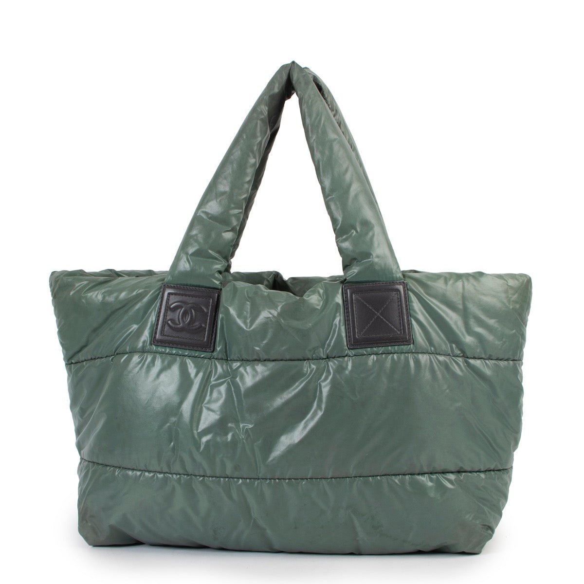 Shop safe online at Labellov in Antwerp this 100% authentic second hand Chanel Green Quilted Cocoon Shoulder Bag