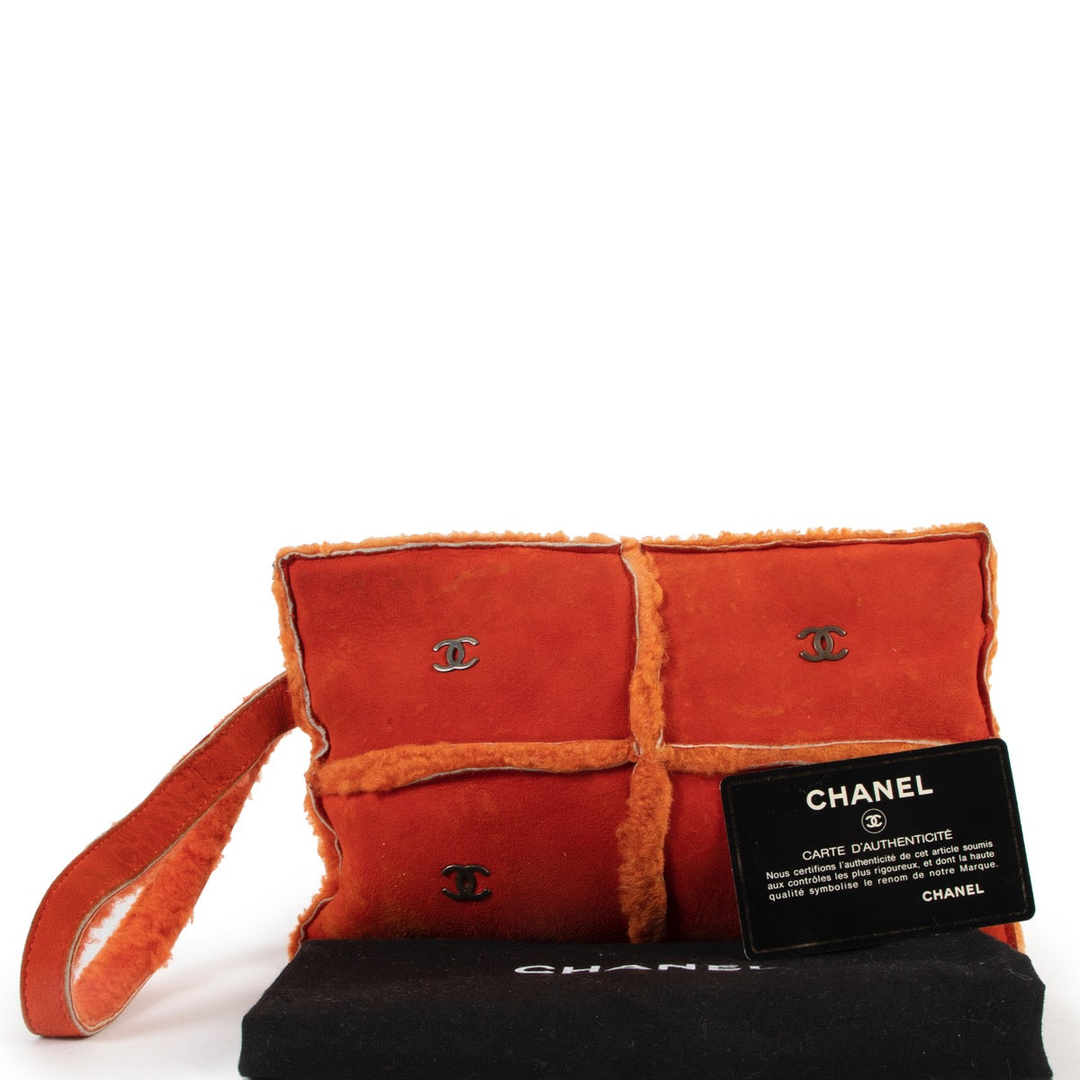 Shop safe online at Labellov in Antwerp this 100% authentic second hand Chanel Orange Wool and Suede Clutch