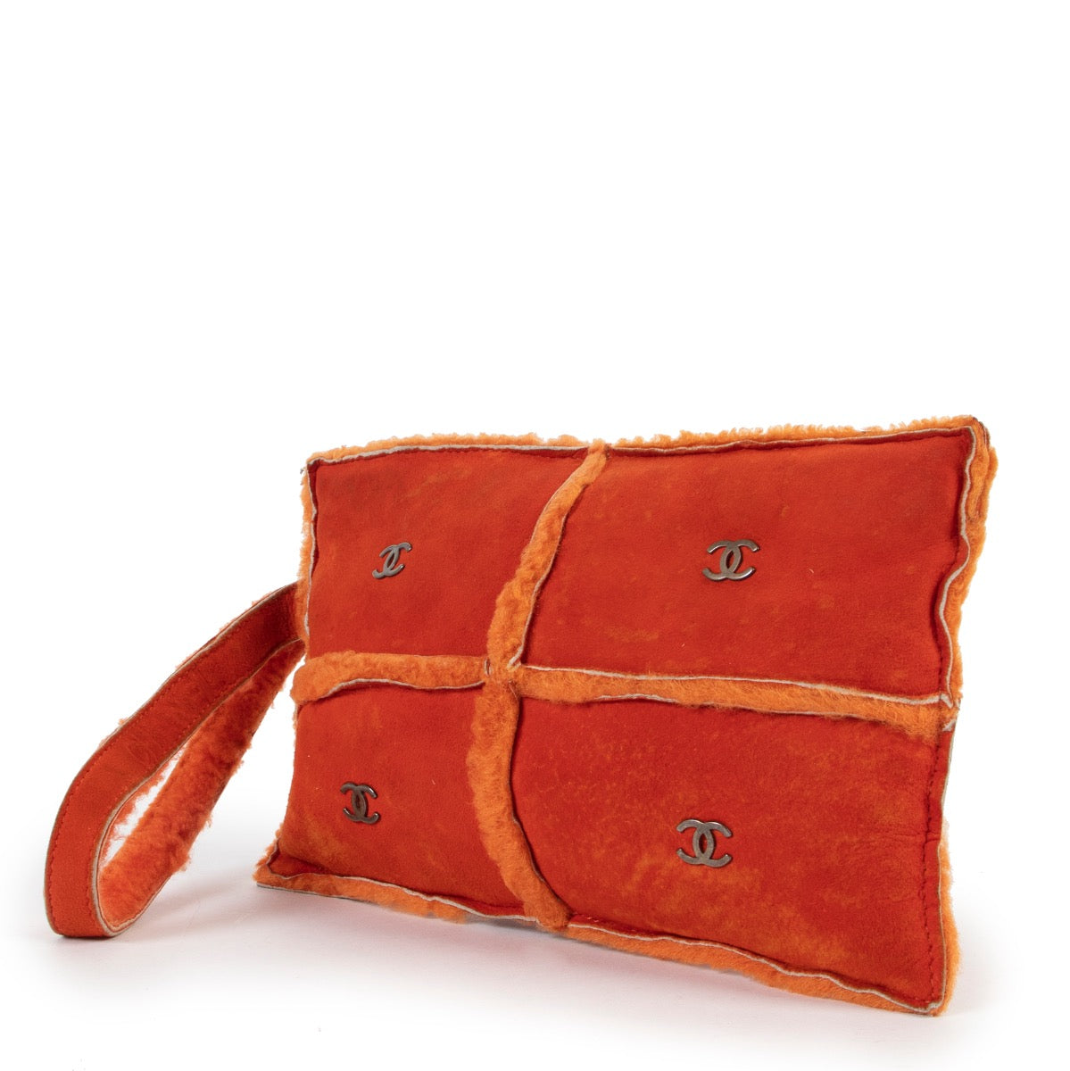 Shop safe online at Labellov in Antwerp this 100% authentic second hand Chanel Orange Wool and Suede Clutch