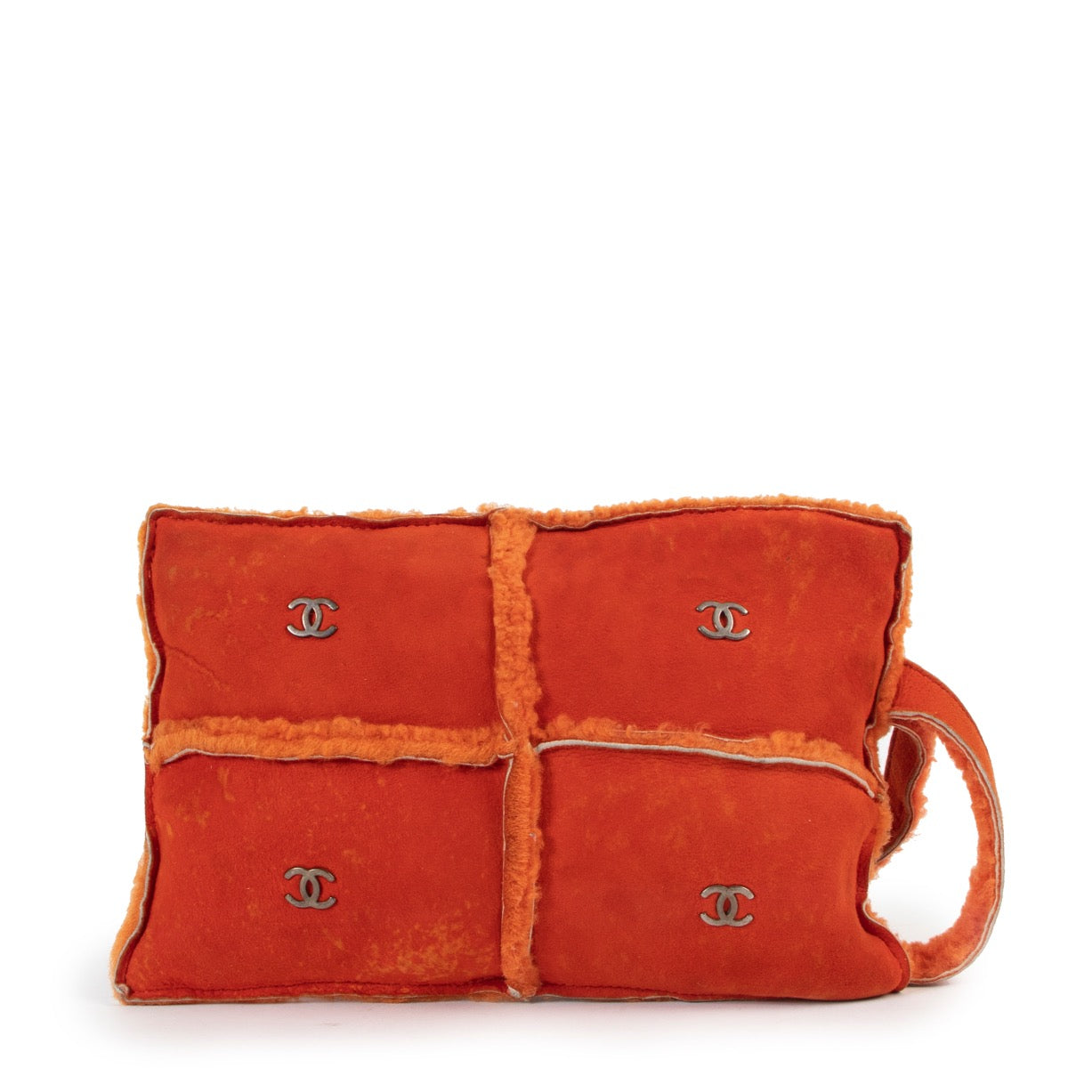 Shop safe online at Labellov in Antwerp this 100% authentic second hand Chanel Orange Wool and Suede Clutch