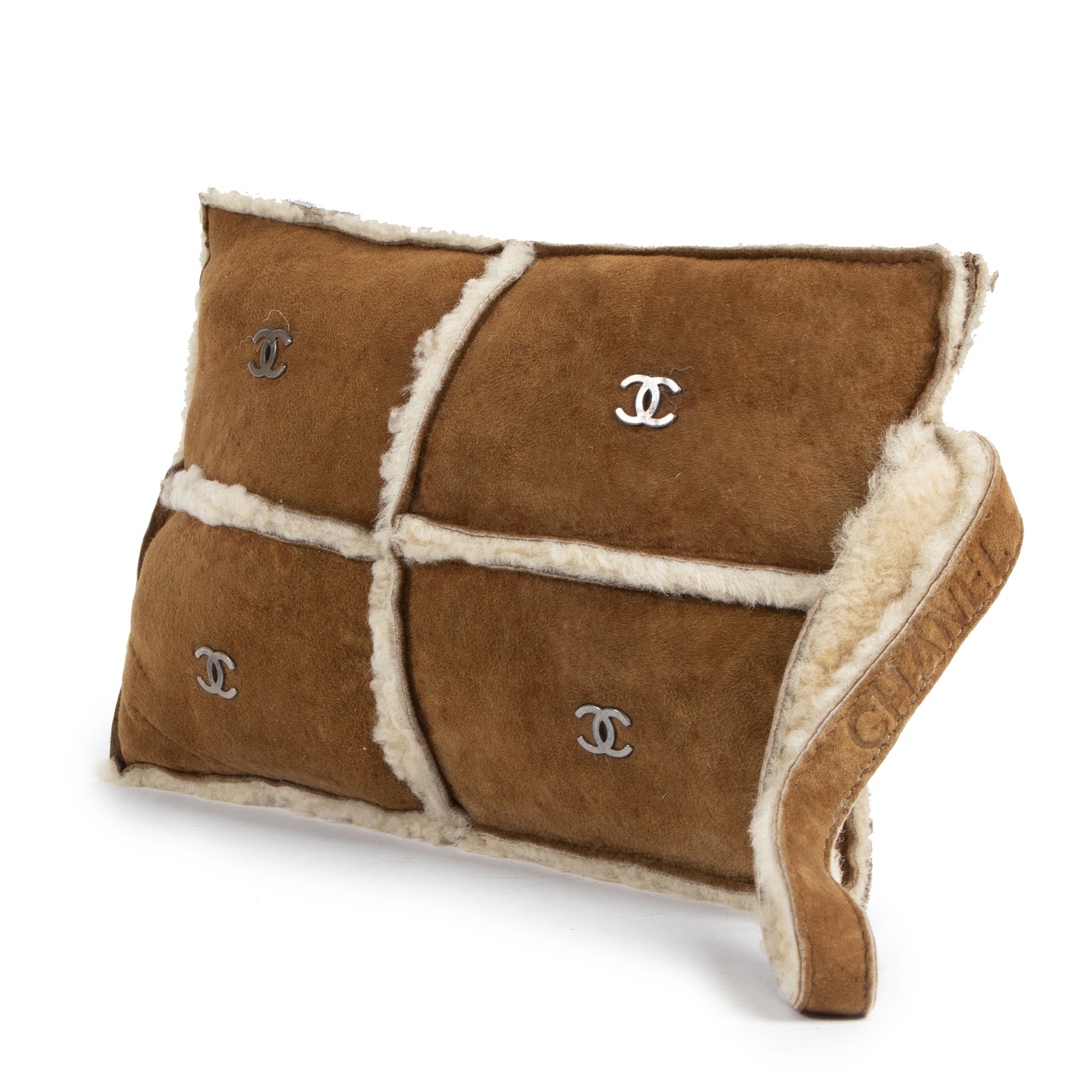 Authentic secondhand Chanel pouch right price vintage webshop LabelLOV safe secure online shopping