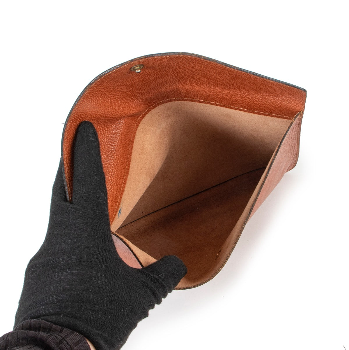 Shop safe online at Labellov in Antwerp this 100% authentic second hand Delvaux Cognac Enveloppe Clutch