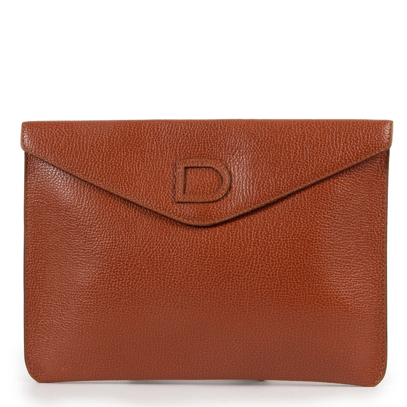 Shop safe online at Labellov in Antwerp this 100% authentic second hand Delvaux Cognac Enveloppe Clutch