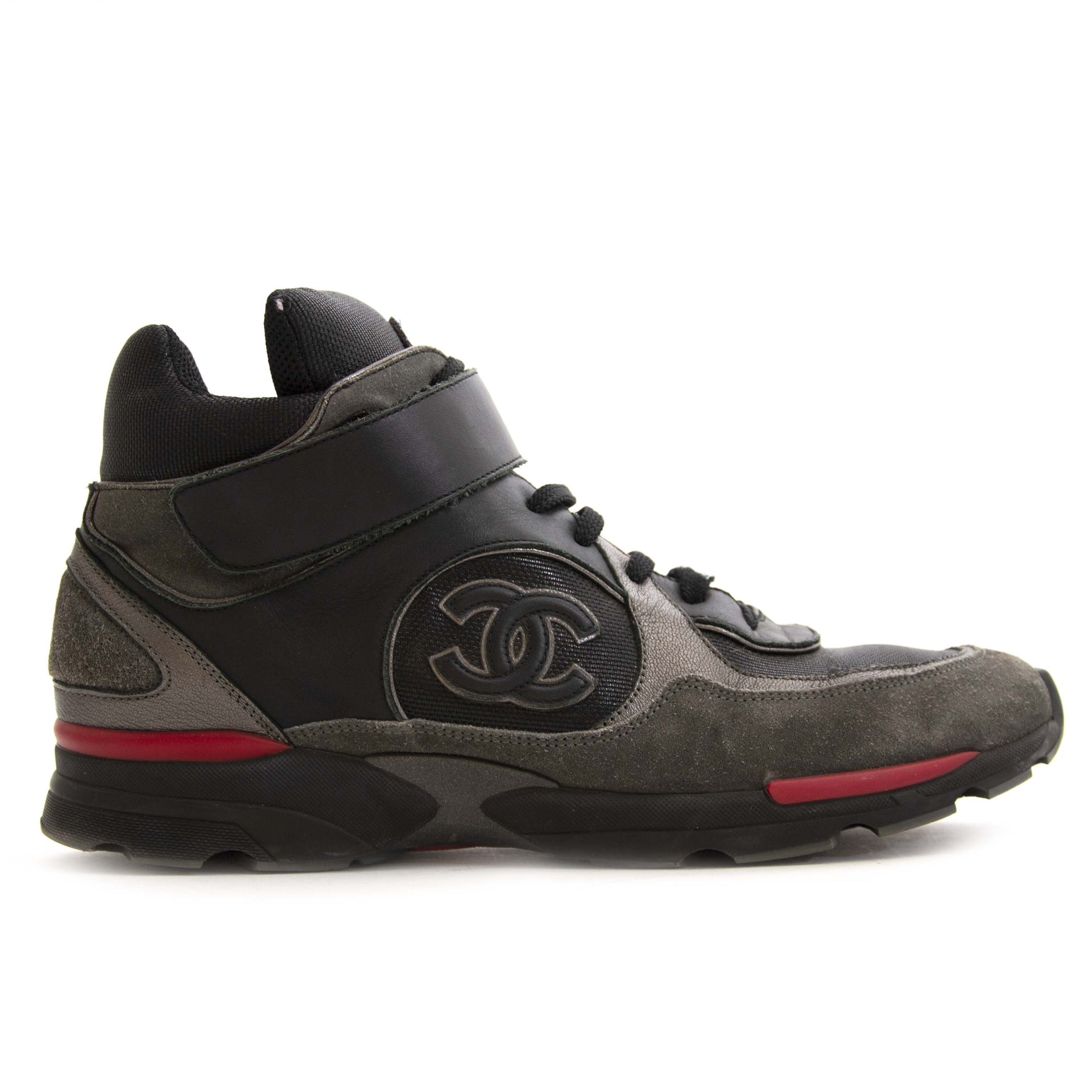 Buy authentic second hand vintage Chanel High top Unisex Sneakers multicolour at online webshop LabelLOV. Safe and secure shopping. Koop authentieke tweedehands vintage Chanel High top Unisex Sneakers multicolour bij online webshop LabelLOV.