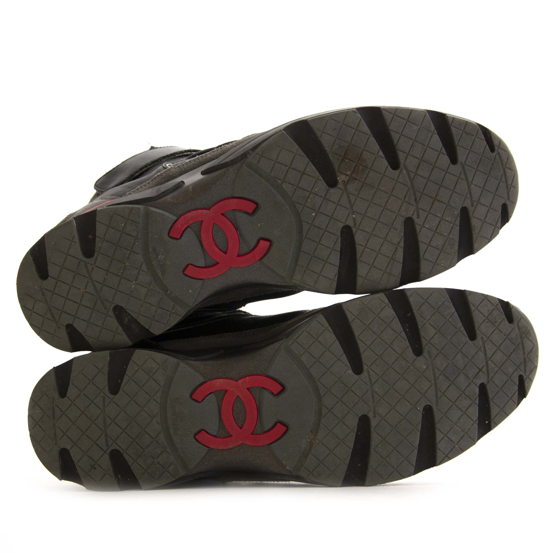 Buy authentic second hand vintage Chanel High top Unisex Sneakers multicolour at online webshop LabelLOV. Safe and secure shopping. Koop authentieke tweedehands vintage Chanel High top Unisex Sneakers multicolour bij online webshop LabelLOV.
