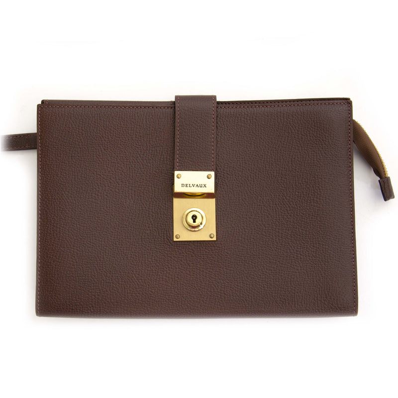 Buy this authentic second hand vintage Delvaux Dark Brown Pochette at online webshop LabelLOV. Safe and secure shopping. Koop authentieke tweedehands vintage Delvaux Dark Brown Pochette bij online webshop LabelLOV.