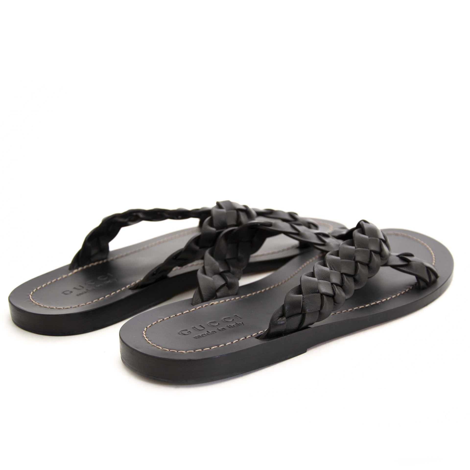 Gucci Black Leather Crossover Slides Unisex - Size 41. Buy authentic secondhand Gucci shoes at the right price at LabelLOV, safe and secure online shopping. Koop authentieke tweedehands Gucci schoenen aan de juiste prijs bij LabelLOV.