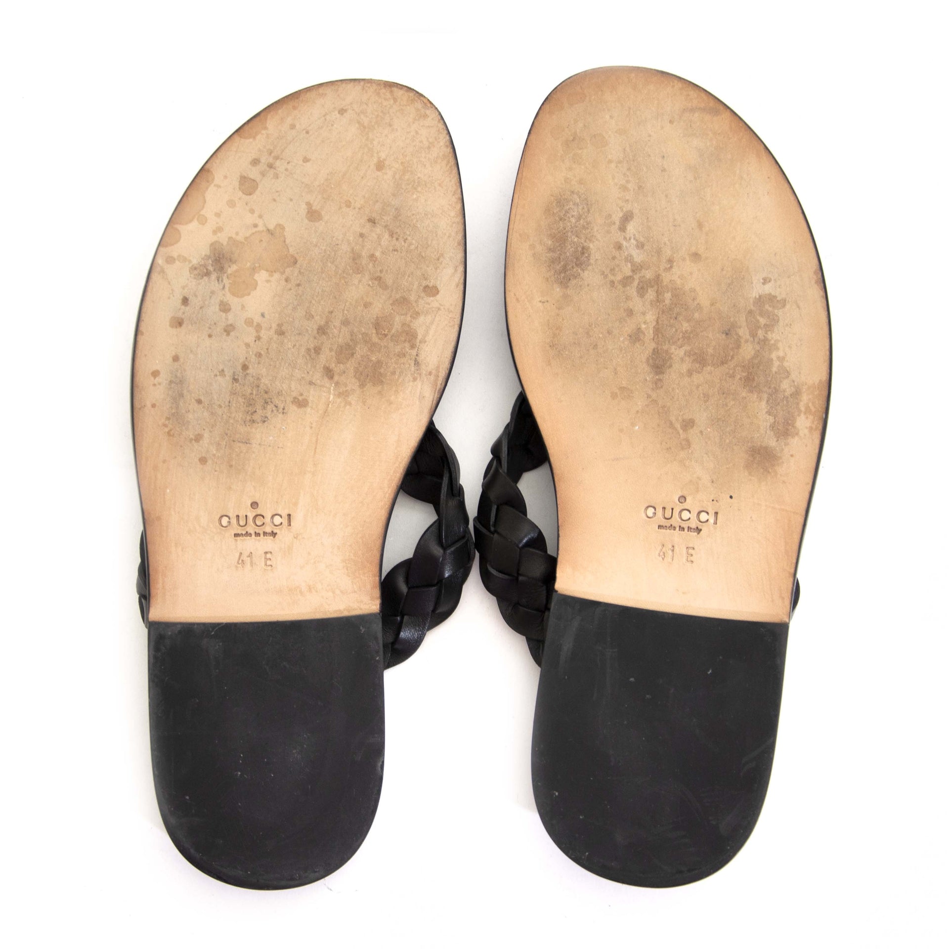 Gucci Black Leather Crossover Slides Unisex - Size 41. Buy authentic secondhand Gucci shoes at the right price at LabelLOV, safe and secure online shopping. Koop authentieke tweedehands Gucci schoenen aan de juiste prijs bij LabelLOV.