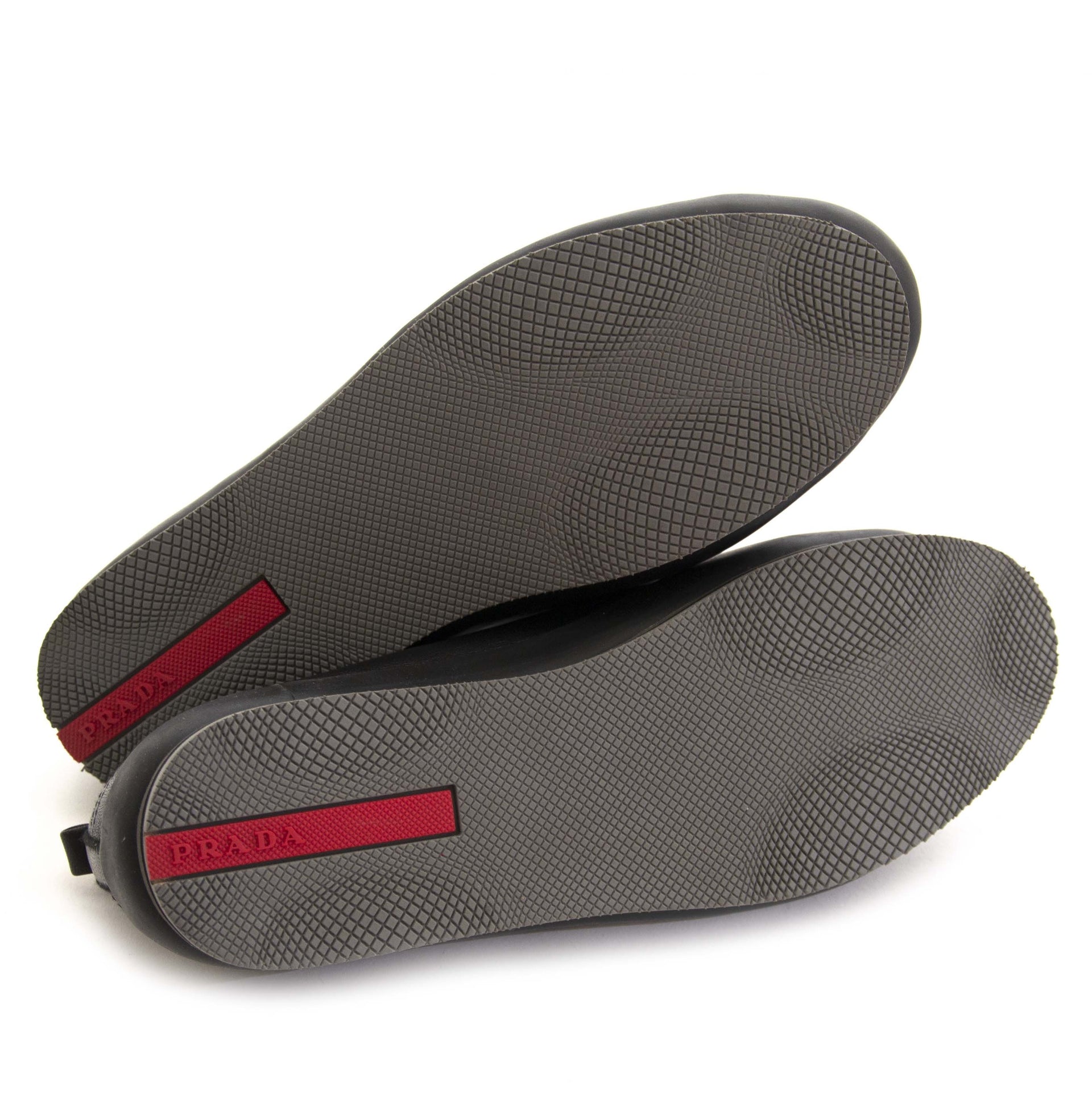 Prada Sneakers Men Black - Size 42. Buy and sell your Prada Sneakers for the best price at Labellov. Koop en verkoop uw authentieke designer schoenen bij labellov.