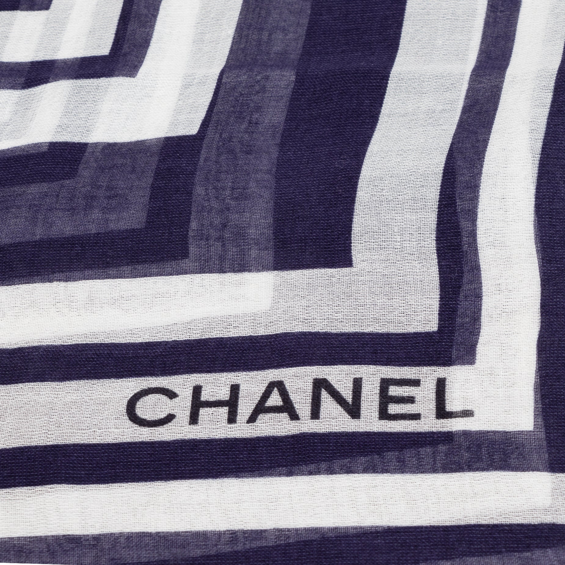 Chanel Blue Polka Dot Airlines Logo Mondal Scarf pour le meilleur prix chez Labellov à Anvers Belgique