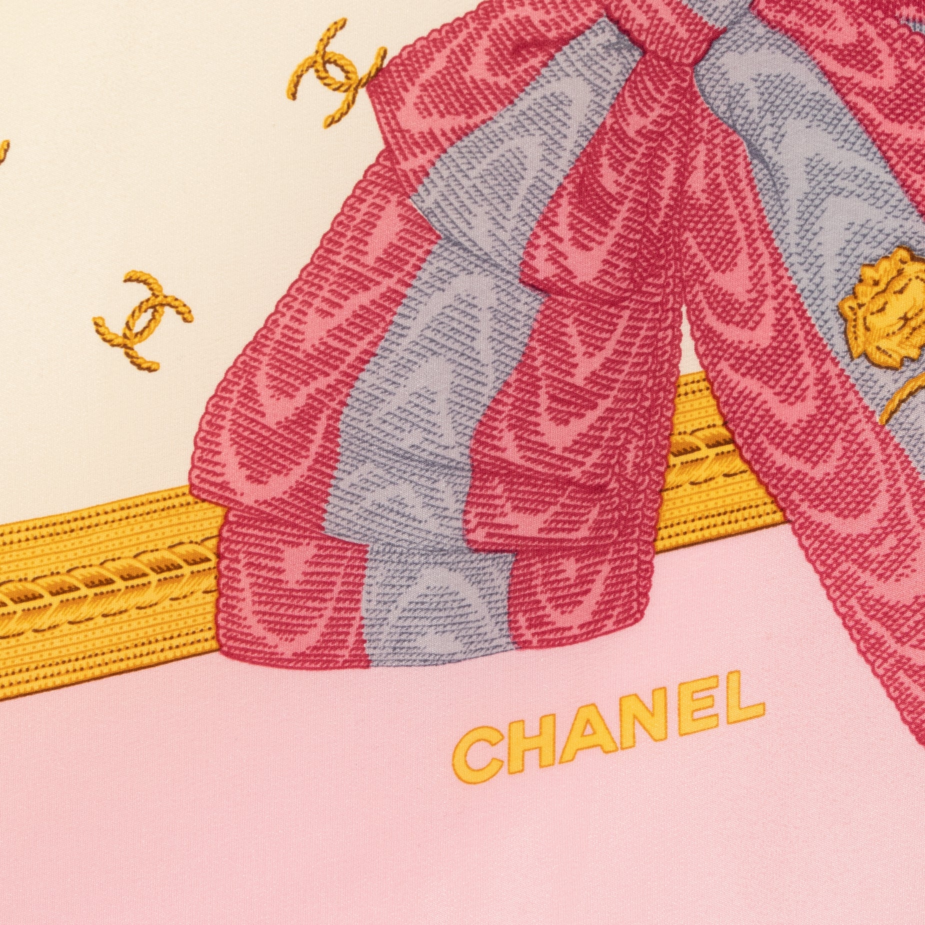 Chanel White Pink Monogram Scarf pour le meilleur prix chez Labellov à Anvers Belgique
