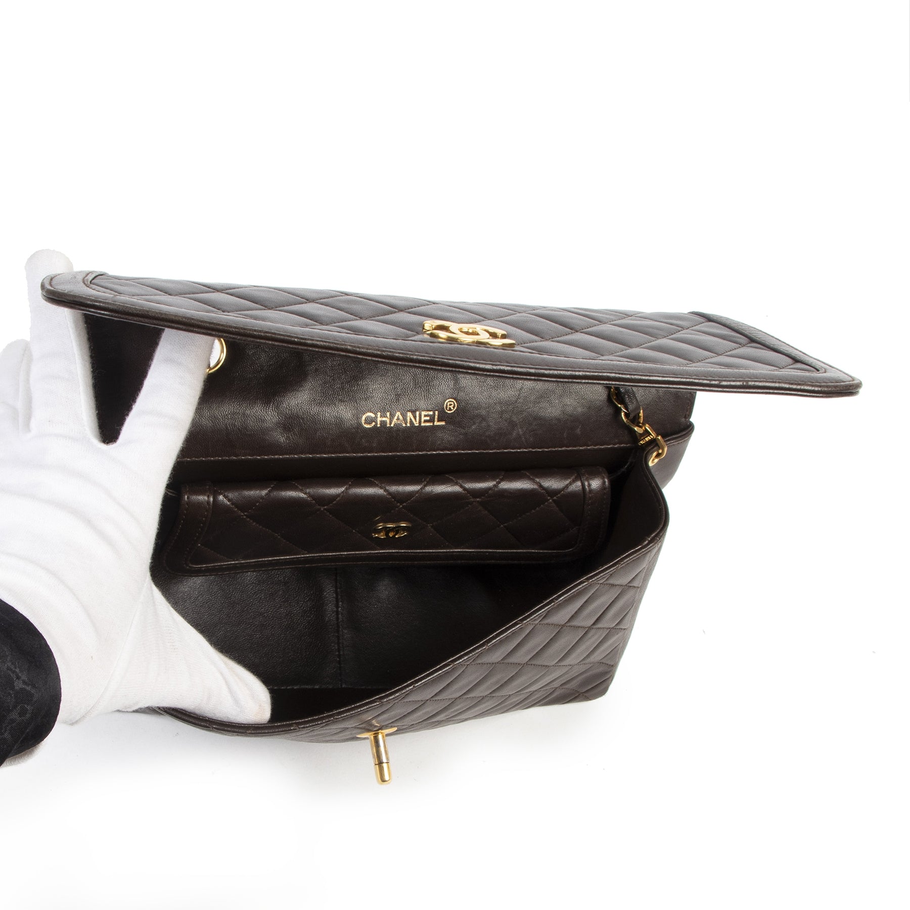Chanel Vintage Brown Quilted Flap Bag kopen en evrkopen aan de beste prijs bij Labellov