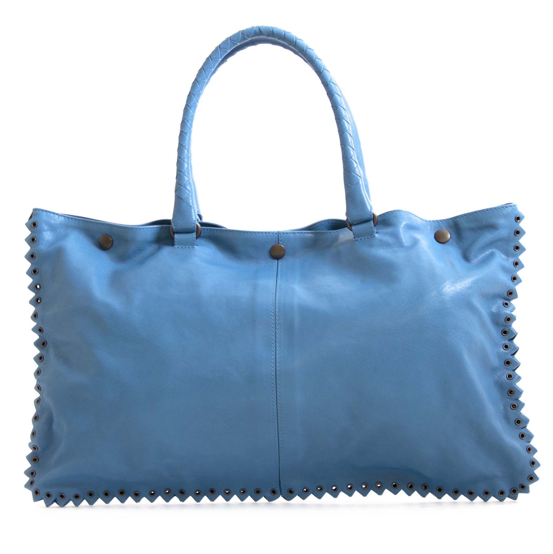 Blue Bottega Veneta Bag with Special Edge Detail. Buy authentic secondhand Bottega Veneta bags at Labellov vintage webshop for the lowest price. Koop authentieke tweedehands Bottega Veneta tassen bij Labellov vintage webshop aan de laagste prijs.