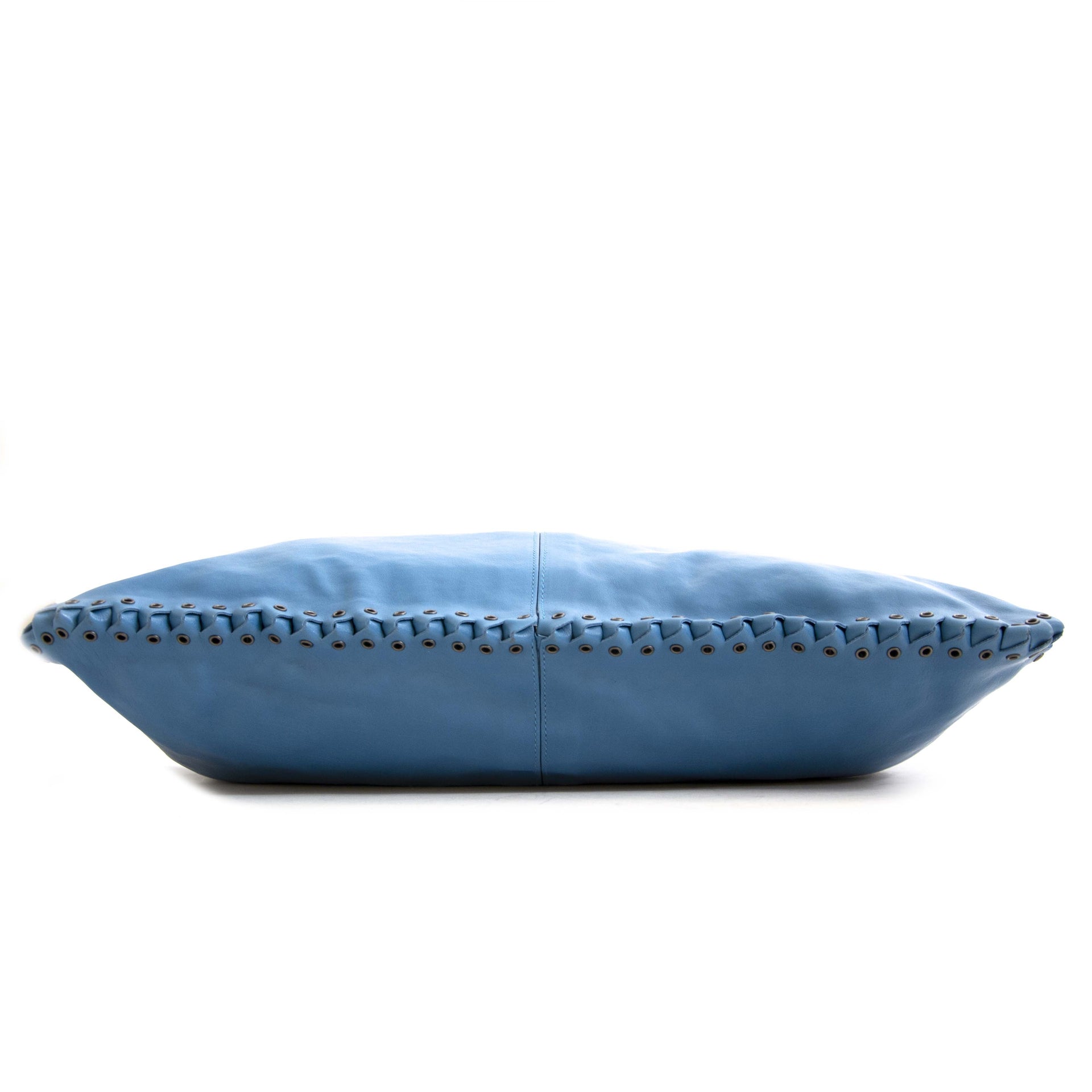 Blue Bottega Veneta Bag with Special Edge Detail. Buy authentic secondhand Bottega Veneta bags at Labellov vintage webshop for the lowest price. Koop authentieke tweedehands Bottega Veneta tassen bij Labellov vintage webshop aan de laagste prijs.