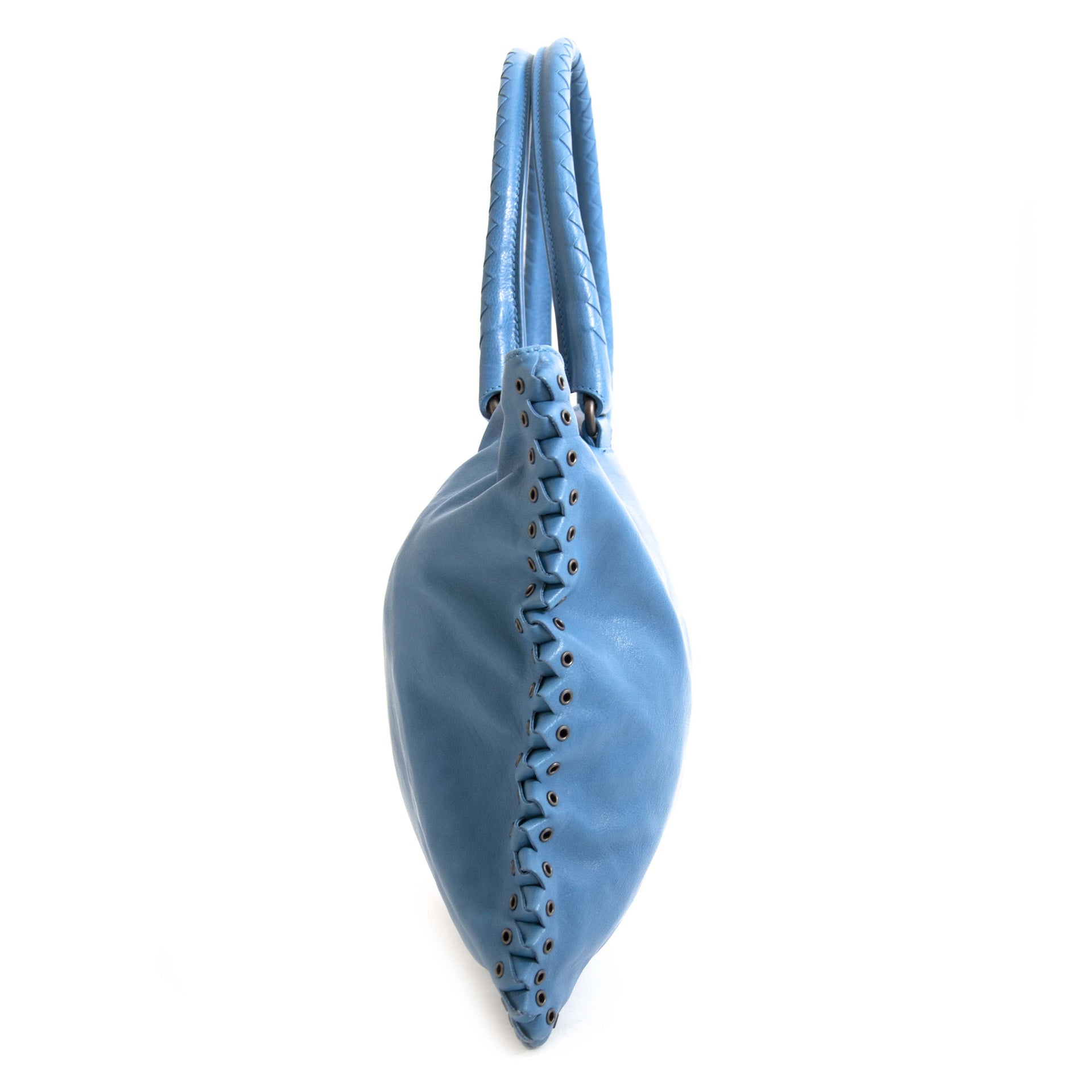Blue Bottega Veneta Bag with Special Edge Detail. Buy authentic secondhand Bottega Veneta bags at Labellov vintage webshop for the lowest price. Koop authentieke tweedehands Bottega Veneta tassen bij Labellov vintage webshop aan de laagste prijs.