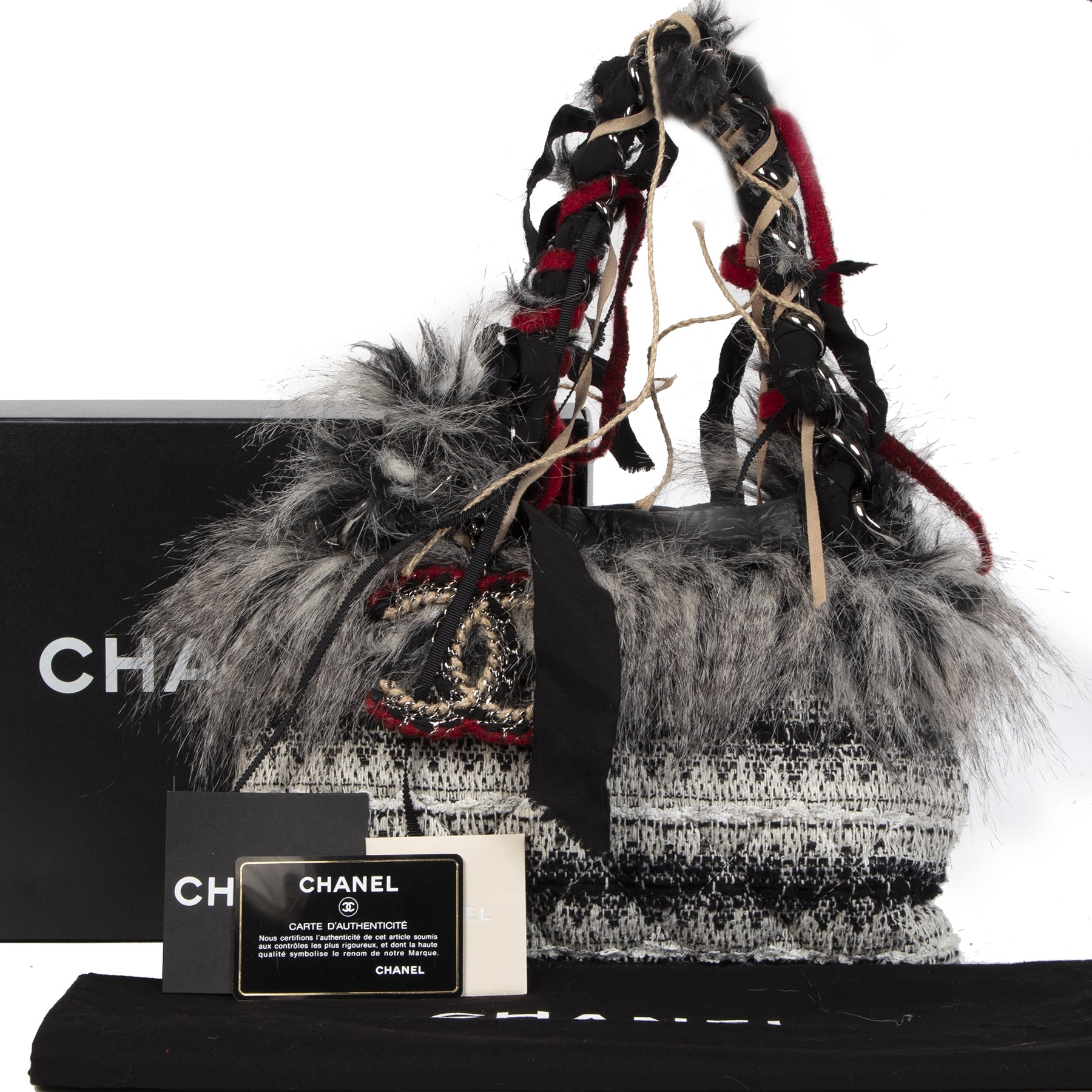 Buy authentic secondhand Chanel Inuit Tweed Fantasy Faux Fur Tote at the right price at LabelLOV vintage webshop. Safe and secure online shopping. Koop authentieke tweedehands Chanel Inuit Tweed Fantasy Faux Fur Tote met de juiste prijs bij LabelLOV