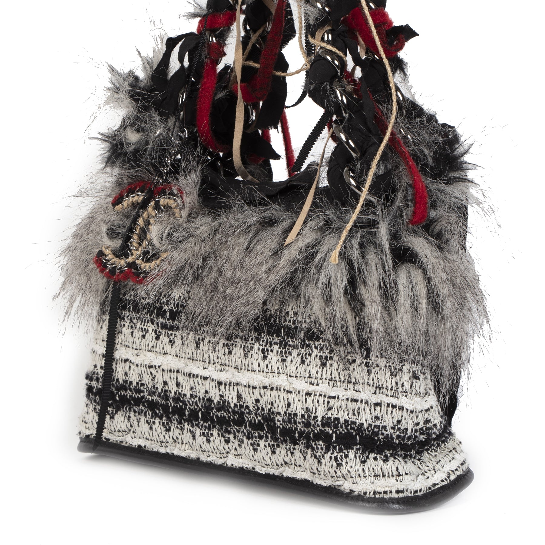 Buy authentic secondhand Chanel Inuit Tweed Fantasy Faux Fur Tote at the right price at LabelLOV vintage webshop. Safe and secure online shopping. Koop authentieke tweedehands Chanel Inuit Tweed Fantasy Faux Fur Tote met de juiste prijs bij LabelLOV