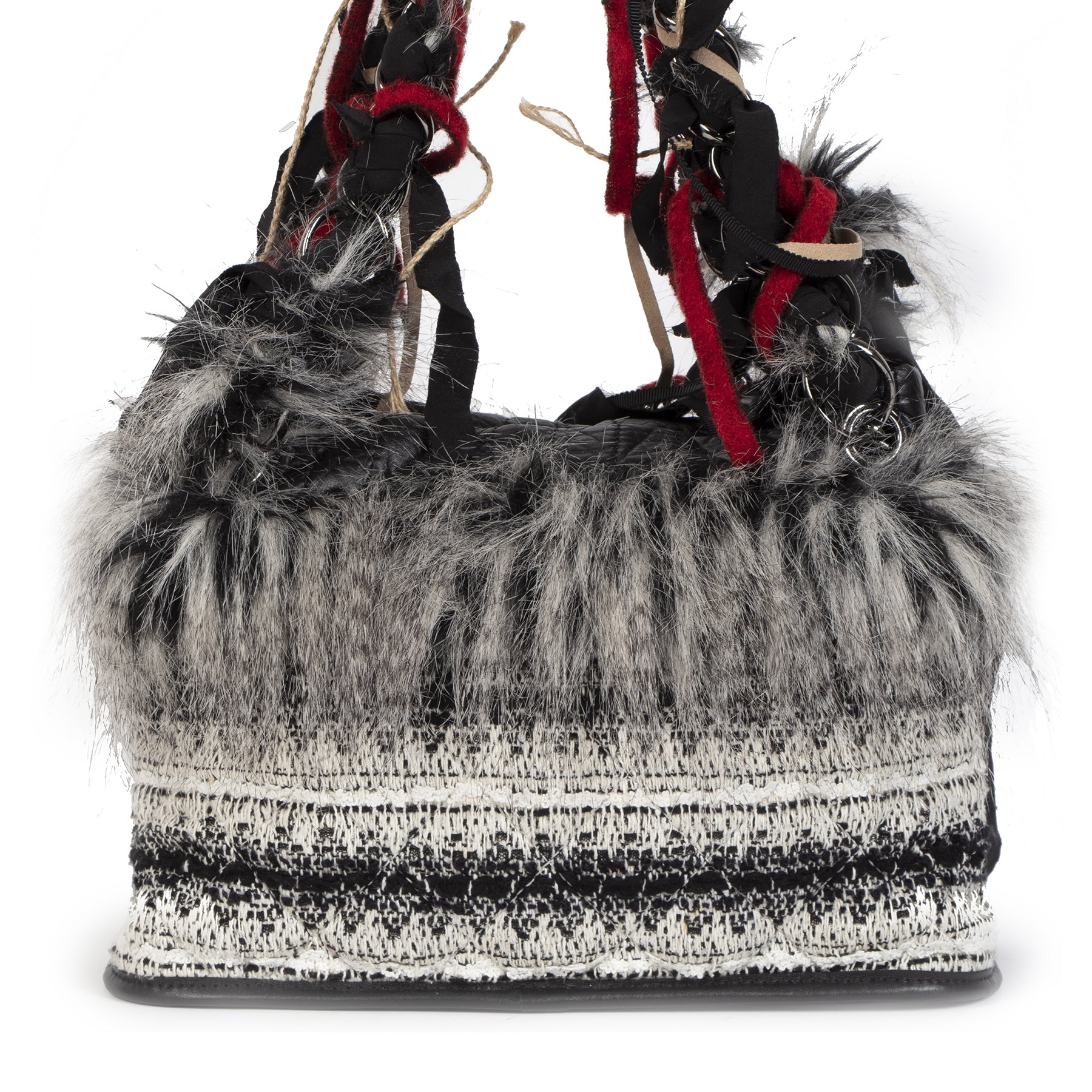 Buy authentic secondhand Chanel Inuit Tweed Fantasy Faux Fur Tote at the right price at LabelLOV vintage webshop. Safe and secure online shopping. Koop authentieke tweedehands Chanel Inuit Tweed Fantasy Faux Fur Tote met de juiste prijs bij LabelLOV