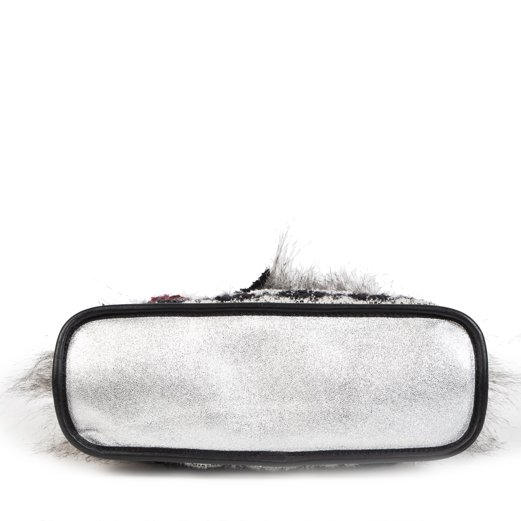 Buy authentic secondhand Chanel Inuit Tweed Fantasy Faux Fur Tote at the right price at LabelLOV vintage webshop. Safe and secure online shopping. Koop authentieke tweedehands Chanel Inuit Tweed Fantasy Faux Fur Tote met de juiste prijs bij LabelLOV