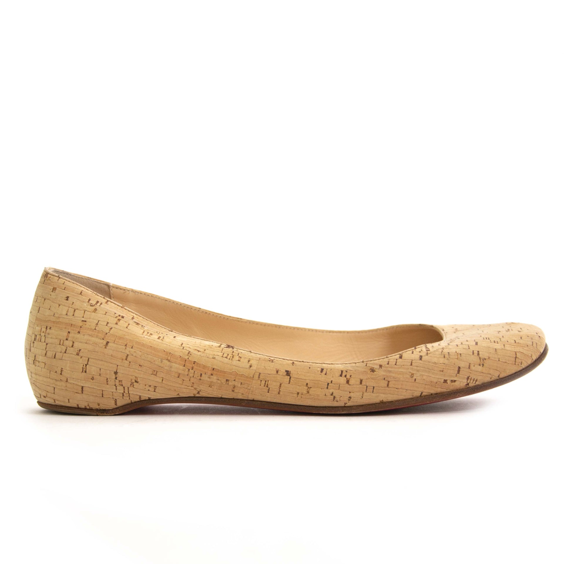 Louboutin Beige Natural Polished Cork Ballerina Flats - Size 38,5. Now for sale at labellov.com for the best price. Op zoek naar Louboutin Cork Ballerina Flats? Nu te koop bij labellov.com tegen de beste prijs.