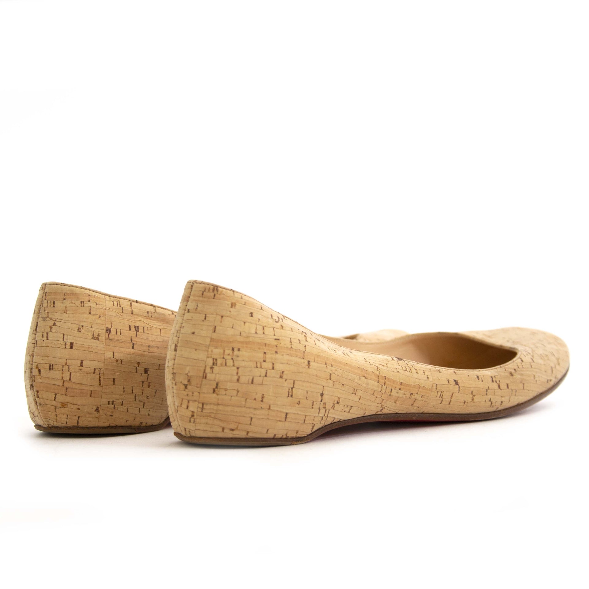 Louboutin Beige Natural Polished Cork Ballerina Flats - Size 38,5. Now for sale at labellov.com for the best price. Op zoek naar Louboutin Cork Ballerina Flats? Nu te koop bij labellov.com tegen de beste prijs.