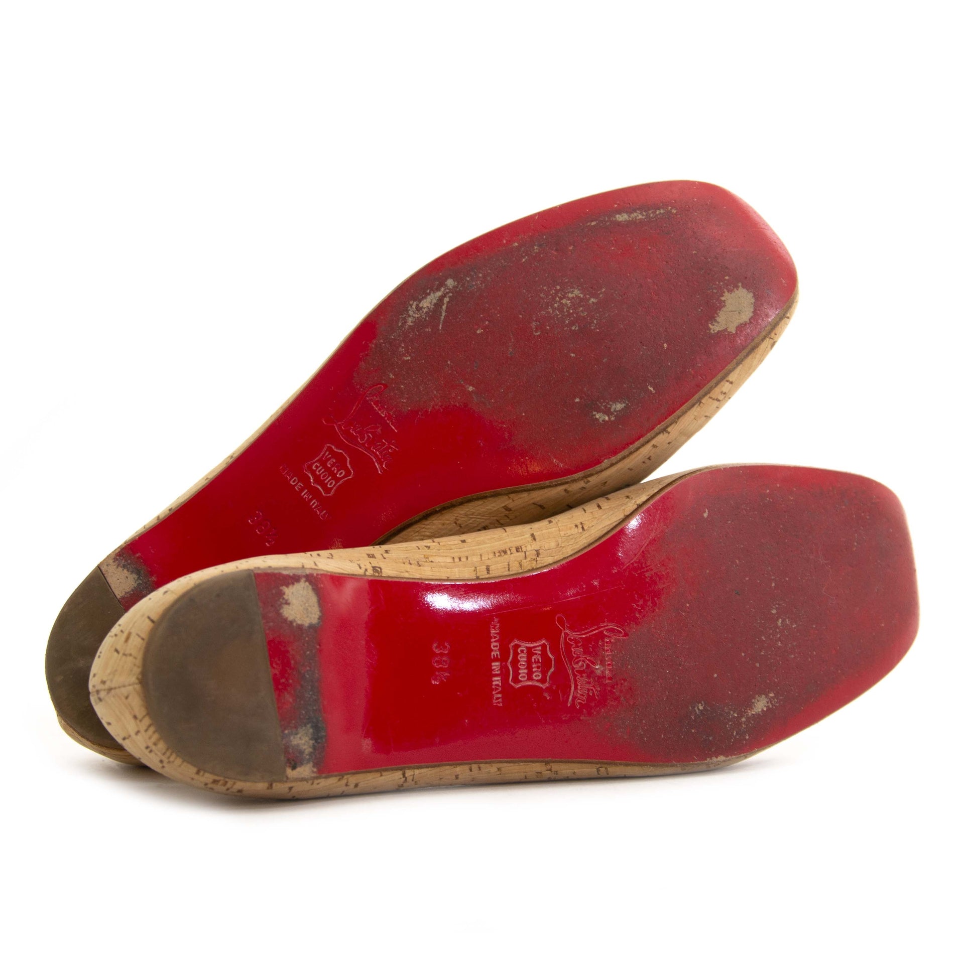 Louboutin Beige Natural Polished Cork Ballerina Flats - Size 38,5. Now for sale at labellov.com for the best price. Op zoek naar Louboutin Cork Ballerina Flats? Nu te koop bij labellov.com tegen de beste prijs.