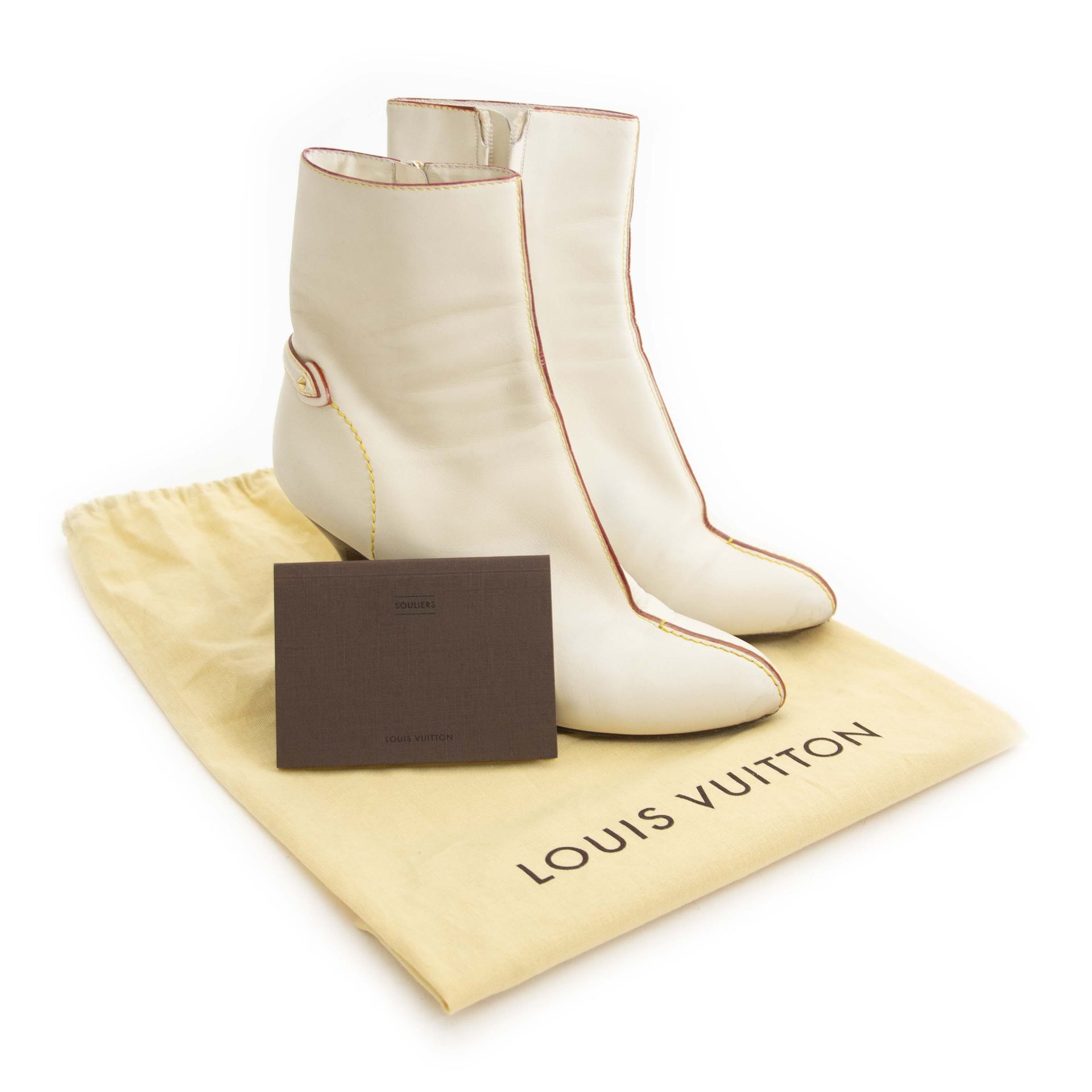 Louis Vuitton White Leather Boots - Size 36,5 Buy secondhand Louis Vuitton shoes at Labellov. Safe online shopping at a fair price. Koop tweedehandsd Louis Vuitton schoenen bij Labellov, Veilig online winkelen voor een eerlijke prijs.