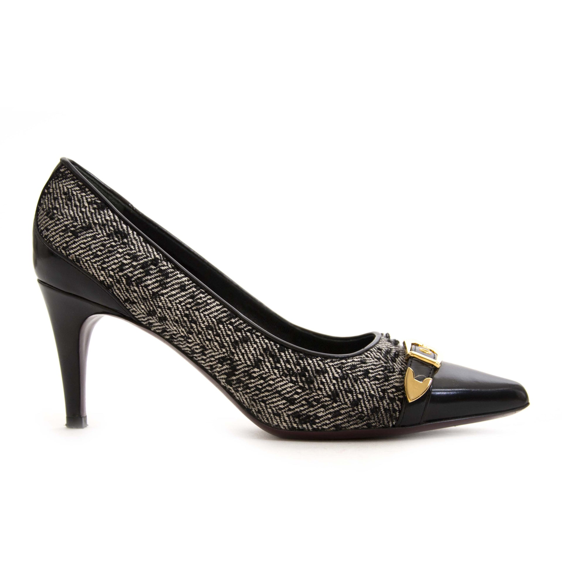 Louis Vuitton black and white pumps at Labellov. Secondhand designer bag.