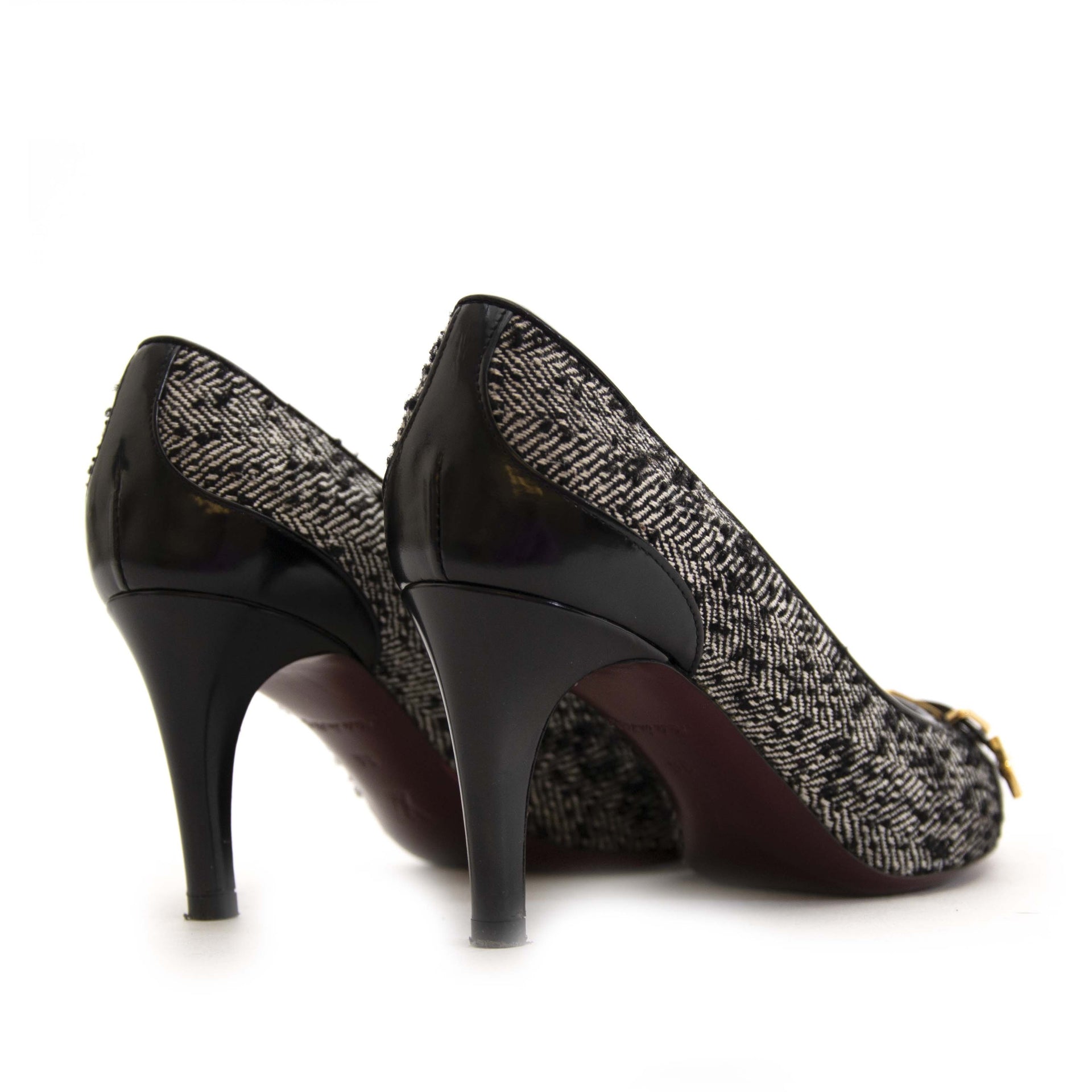 Louis Vuitton black and white pumps at Labellov. Secondhand designer bag.