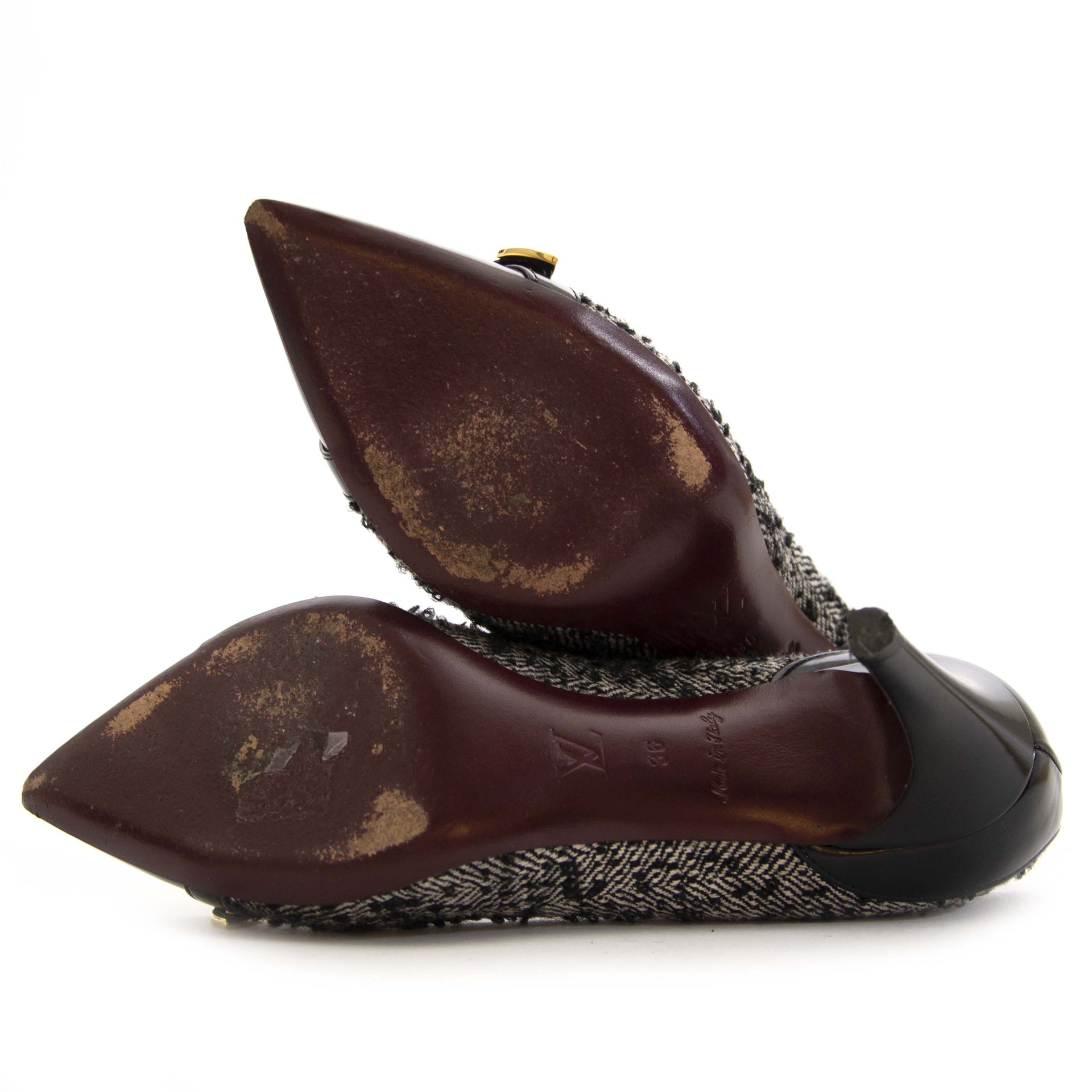 Louis Vuitton black and white pumps at Labellov. Secondhand designer bag.