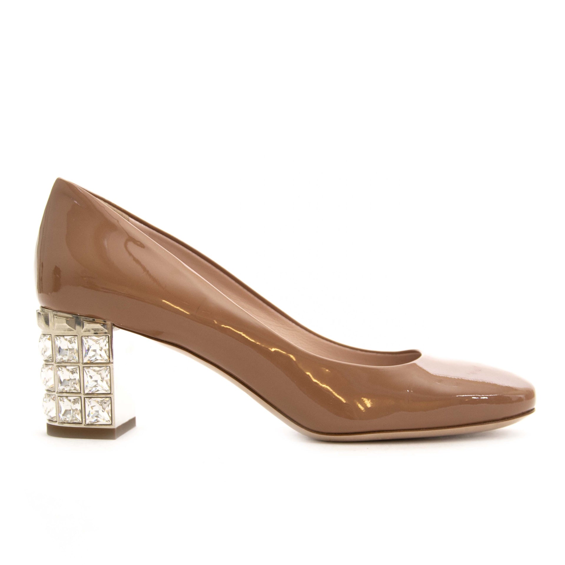Miu Miu Pink Patent Leather Crystal Heel Pumps - Size 37. Now for sale at labellov.com for the best price. Op zoek naar Miu Miu pumps? Nu te koop bij labellov.com tegen de beste prijs.