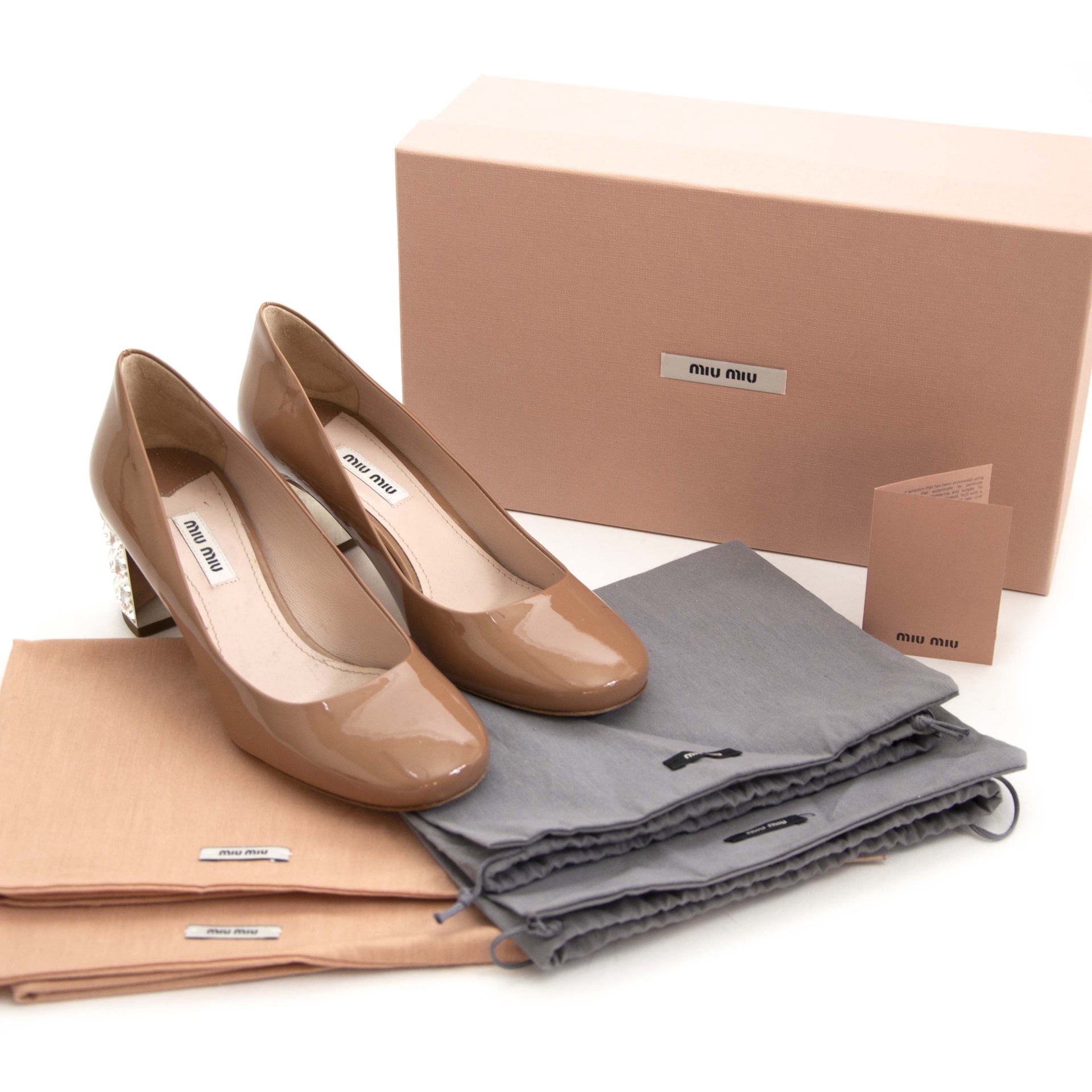 Miu Miu Pink Patent Leather Crystal Heel Pumps - Size 37. Now for sale at labellov.com for the best price. Op zoek naar Miu Miu pumps? Nu te koop bij labellov.com tegen de beste prijs.